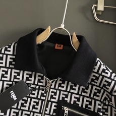 FEN*尺码M-xxxl 属性 2026秋冬夹克 经典满印老花提花,棕黑撞色复古高级,辨识度拉满却不浮夸。罗纹翻领搭配同 FEN*尺码M-xxxl 属性 2026秋冬夹克 经典满印老花提花,棕黑撞色复古高级,辨识度拉满却不浮夸。罗纹翻领搭配同