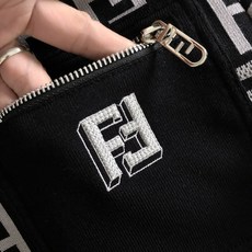 FEN*尺码M-xxxl 属性 2026秋冬夹克 经典满印老花提花,棕黑撞色复古高级,辨识度拉满却不浮夸。罗纹翻领搭配同 FEN*尺码M-xxxl 属性 2026秋冬夹克 经典满印老花提花,棕黑撞色复古高级,辨识度拉满却不浮夸。罗纹翻领搭配同