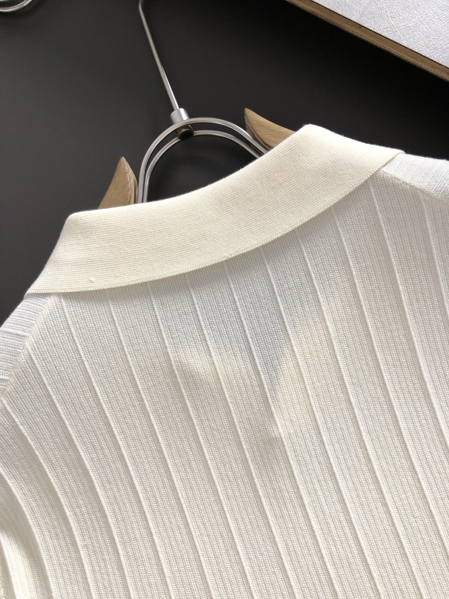 Loro Piana*尺码M-xxxl 属性 2026秋冬羊毛衫 成分 羊毛衫 意式简约风针织Polo,夏日轻熟男士的质 Loro Piana*尺码M-xxxl 属性 2026秋冬羊毛衫 成分 羊毛衫 意式简约风针织Polo,夏日轻熟男士的质