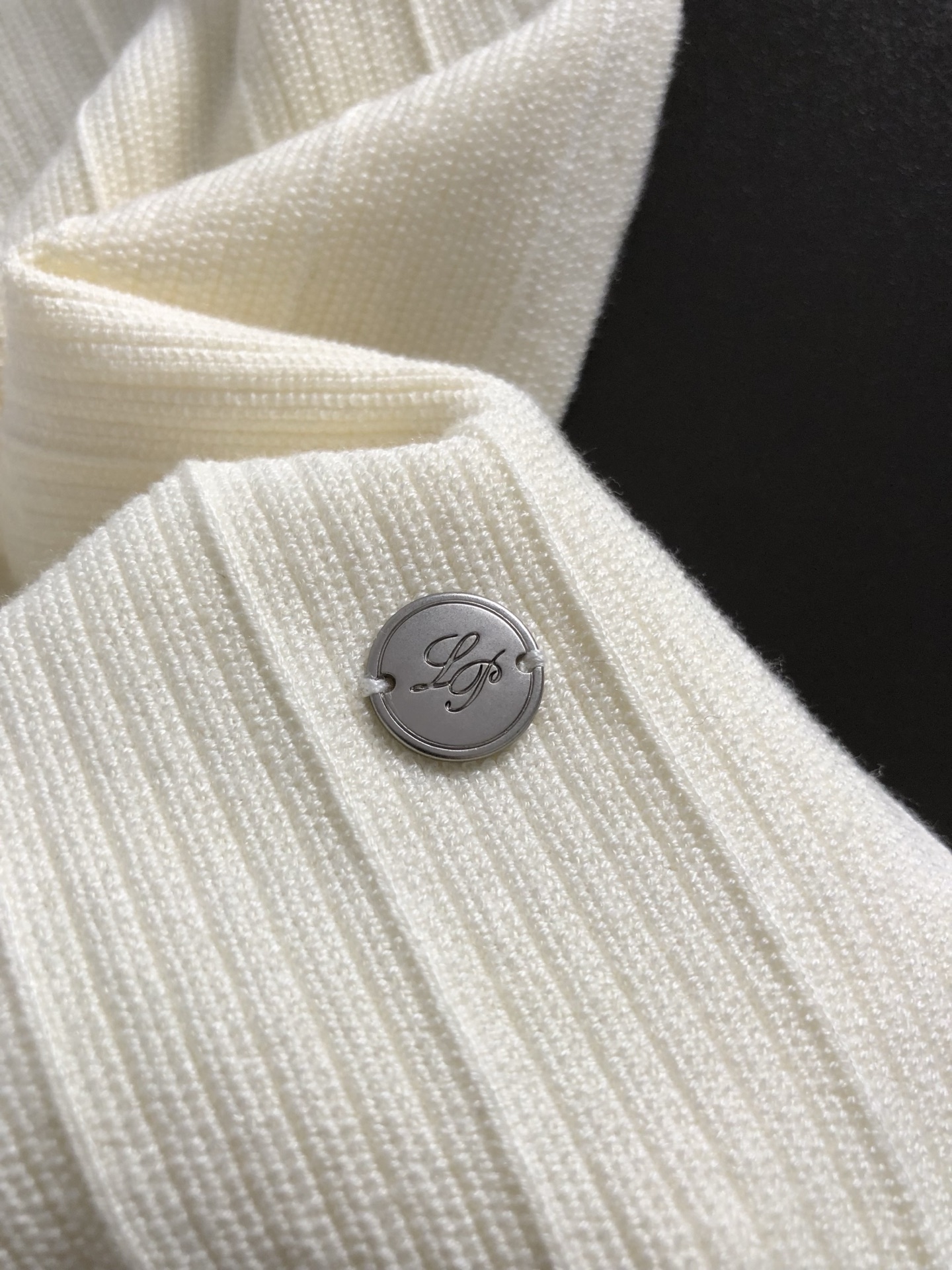 Loro Piana*尺码M-xxxl 属性 2026秋冬羊毛衫 成分 羊毛衫 意式简约风针织Polo,夏日轻熟男士的质 Loro Piana*尺码M-xxxl 属性 2026秋冬羊毛衫 成分 羊毛衫 意式简约风针织Polo,夏日轻熟男士的质