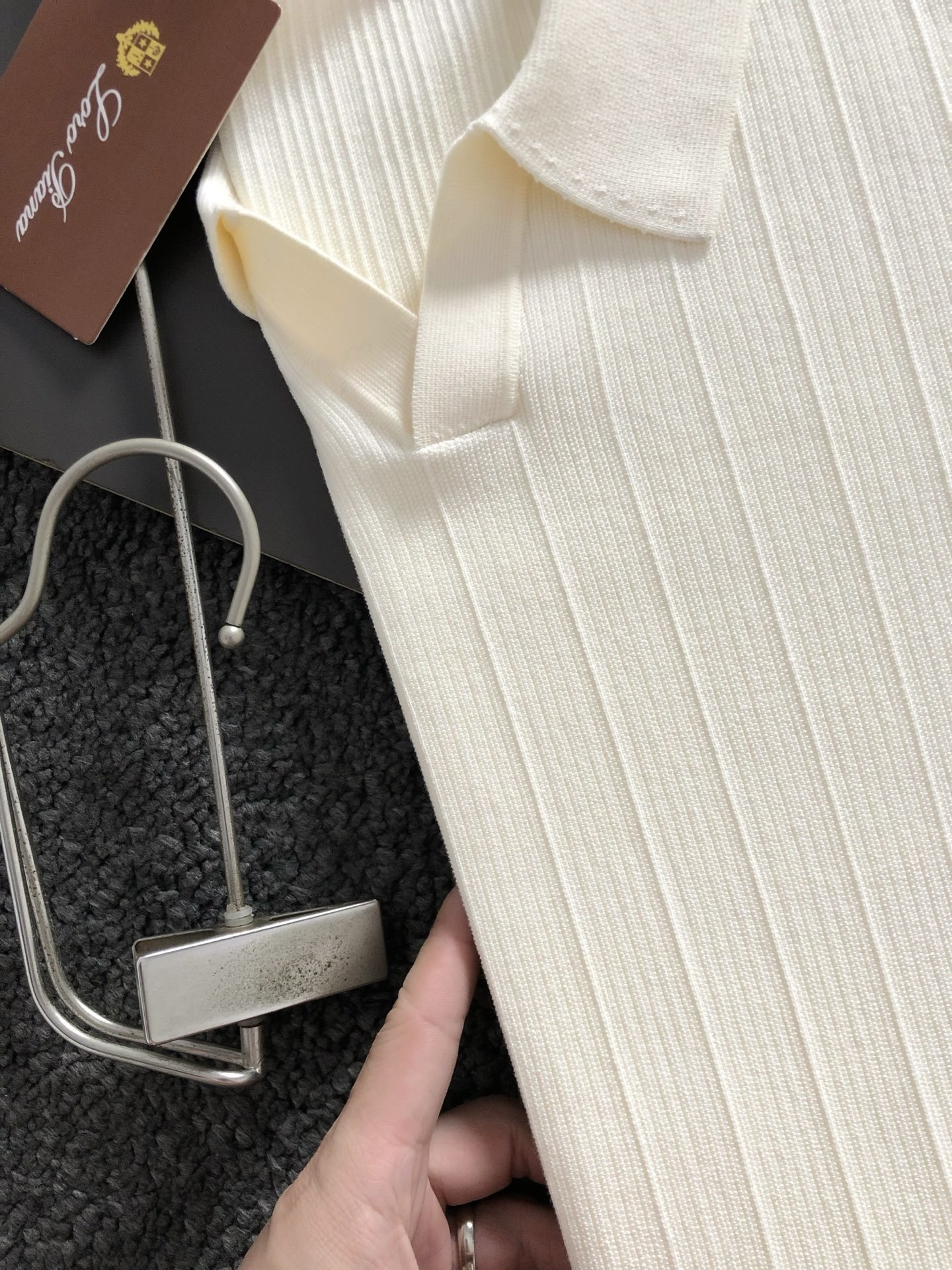 Loro Piana*尺码M-xxxl 属性 2026秋冬羊毛衫 成分 羊毛衫 意式简约风针织Polo,夏日轻熟男士的质 Loro Piana*尺码M-xxxl 属性 2026秋冬羊毛衫 成分 羊毛衫 意式简约风针织Polo,夏日轻熟男士的质