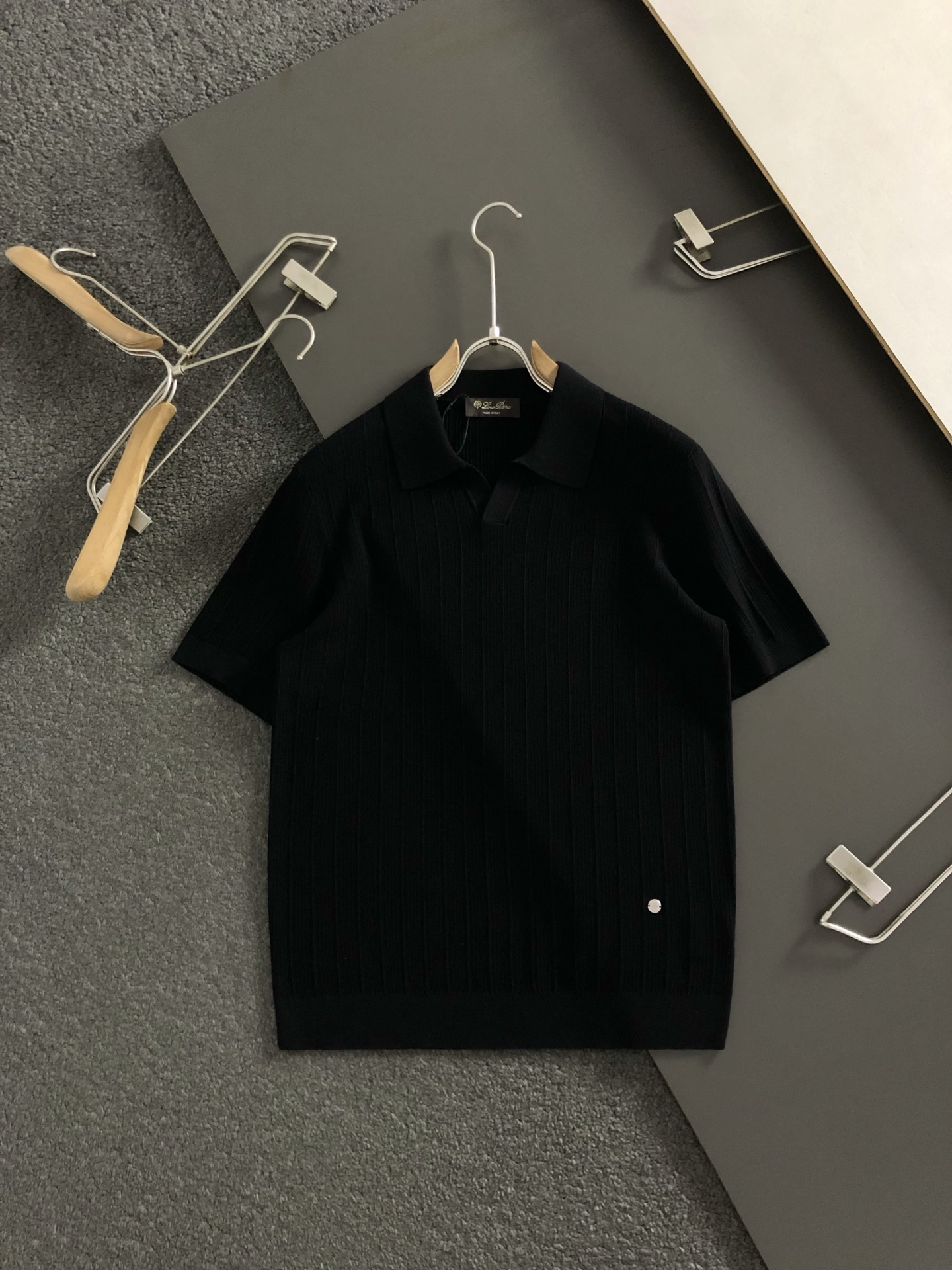 Loro Piana*尺码M-xxxl 属性 2026秋冬羊毛衫 成分 羊毛衫 意式简约风针织Polo,夏日轻熟男士的质 Loro Piana*尺码M-xxxl 属性 2026秋冬羊毛衫 成分 羊毛衫 意式简约风针织Polo,夏日轻熟男士的质