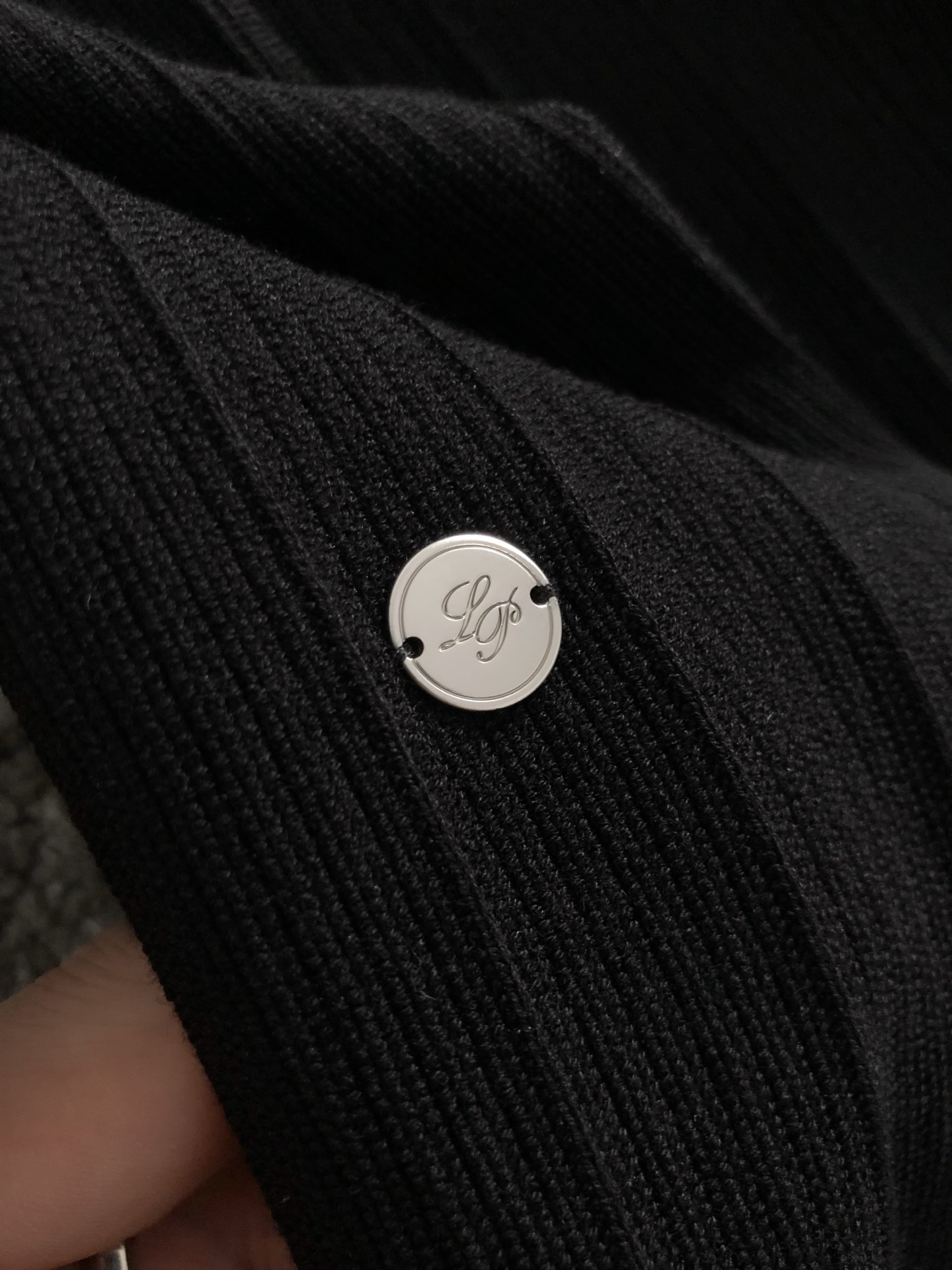 Loro Piana*尺码M-xxxl 属性 2026秋冬羊毛衫 成分 羊毛衫 意式简约风针织Polo,夏日轻熟男士的质 Loro Piana*尺码M-xxxl 属性 2026秋冬羊毛衫 成分 羊毛衫 意式简约风针织Polo,夏日轻熟男士的质