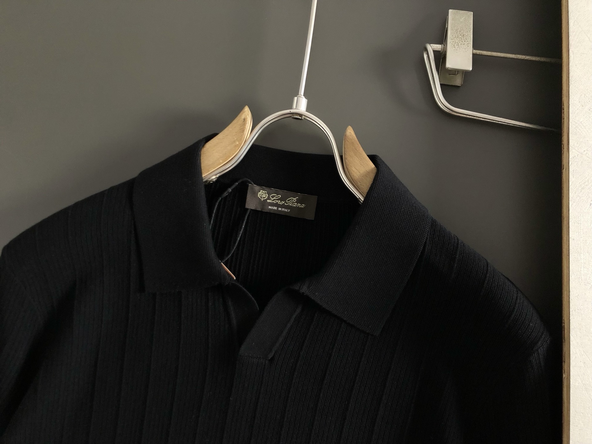 Loro Piana*尺码M-xxxl 属性 2026秋冬羊毛衫 成分 羊毛衫 意式简约风针织Polo,夏日轻熟男士的质 Loro Piana*尺码M-xxxl 属性 2026秋冬羊毛衫 成分 羊毛衫 意式简约风针织Polo,夏日轻熟男士的质