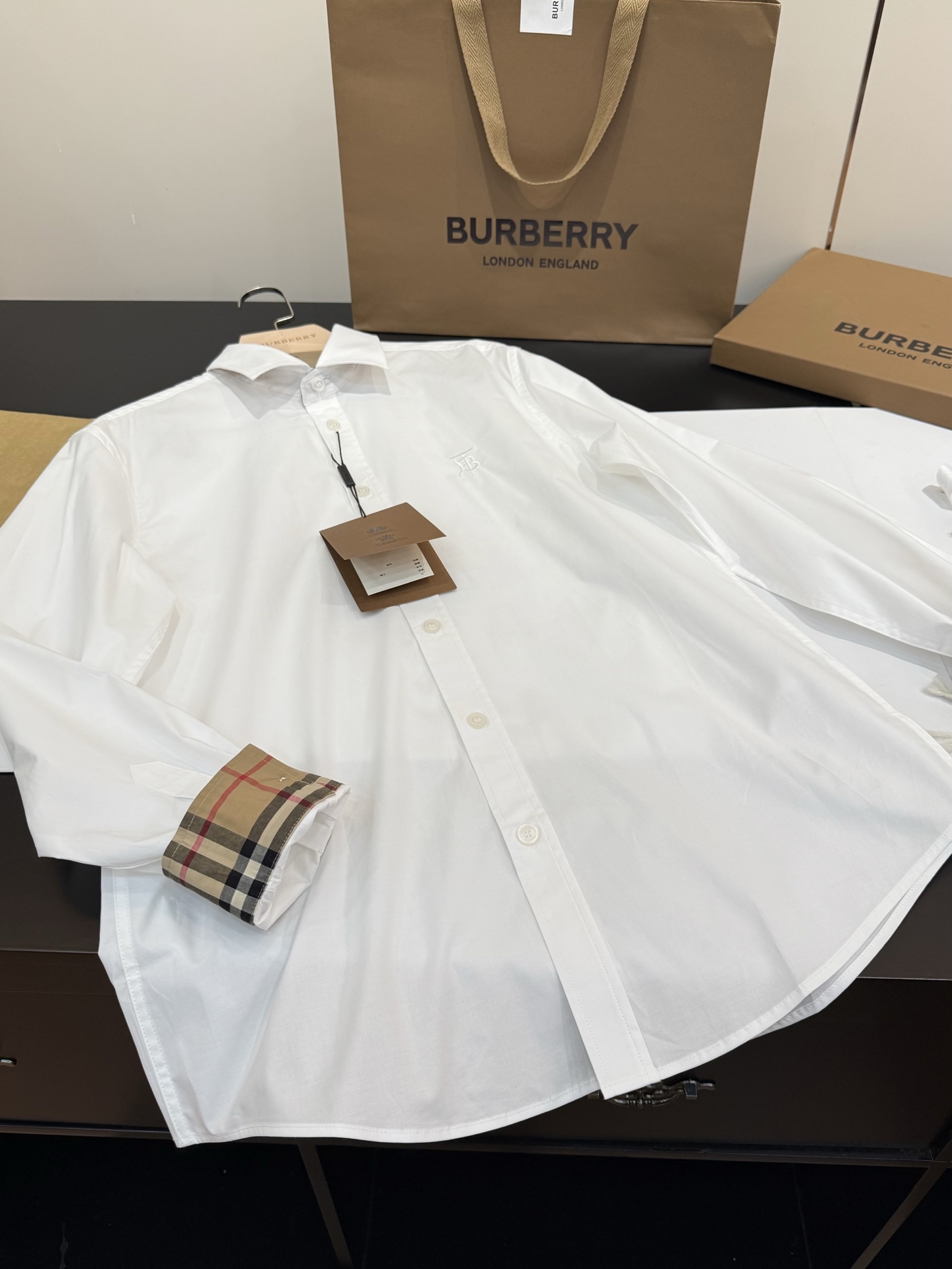 白色🅱️Bur经典TB刺绣专属标识装饰弹力棉长袖衬衫经典BUR TB系列，男女万年青同款，经典TB微标刺