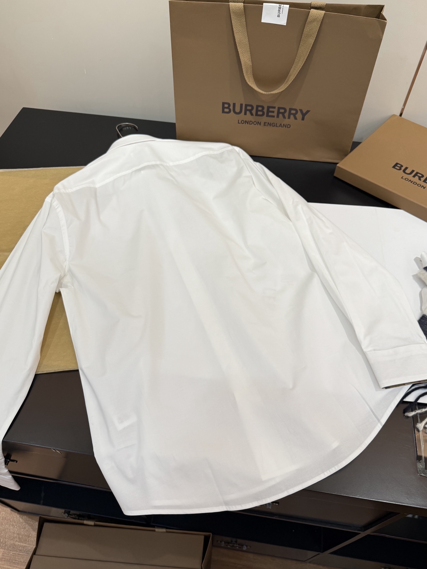 白色🅱️Bur经典TB刺绣专属标识装饰弹力棉长袖衬衫经典BUR TB系列，男女万年青同款，经典TB微标刺