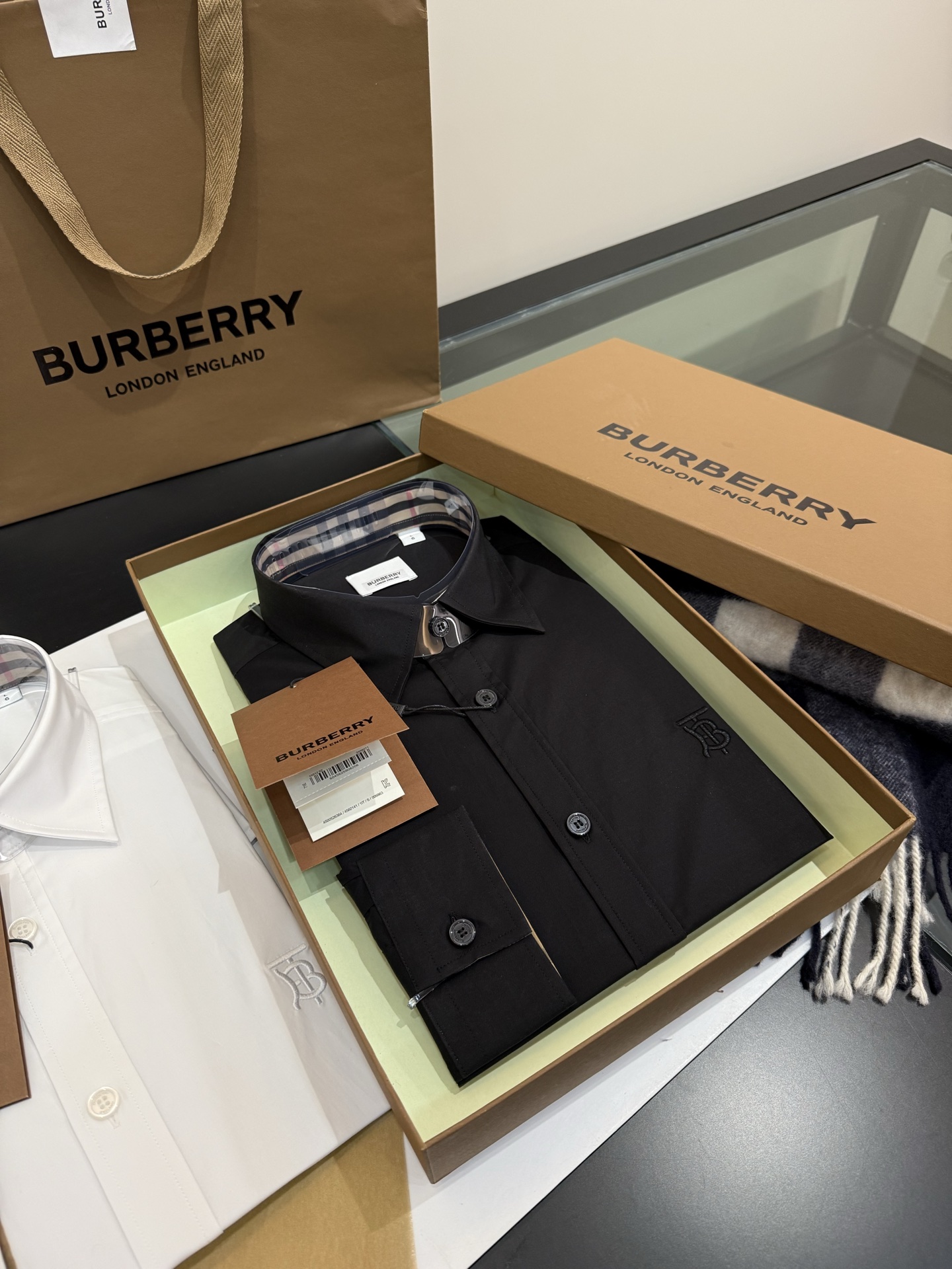 三色图片🅱️Bur经典TB刺绣专属标识装饰弹力棉长袖衬衫经典BUR TB系列，男女万年青同款，经典TB微