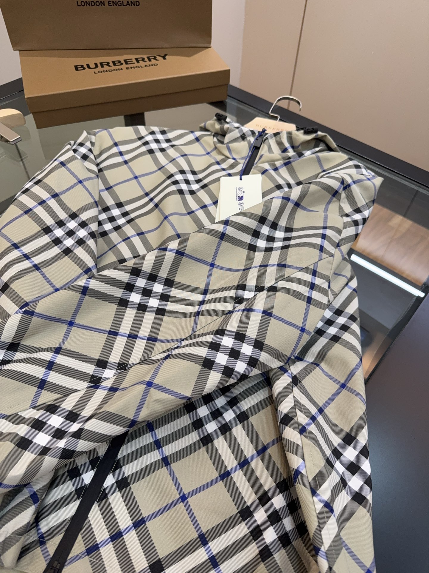 正面细节实拍#双面两穿款式，一面装饰 Burberry 格纹