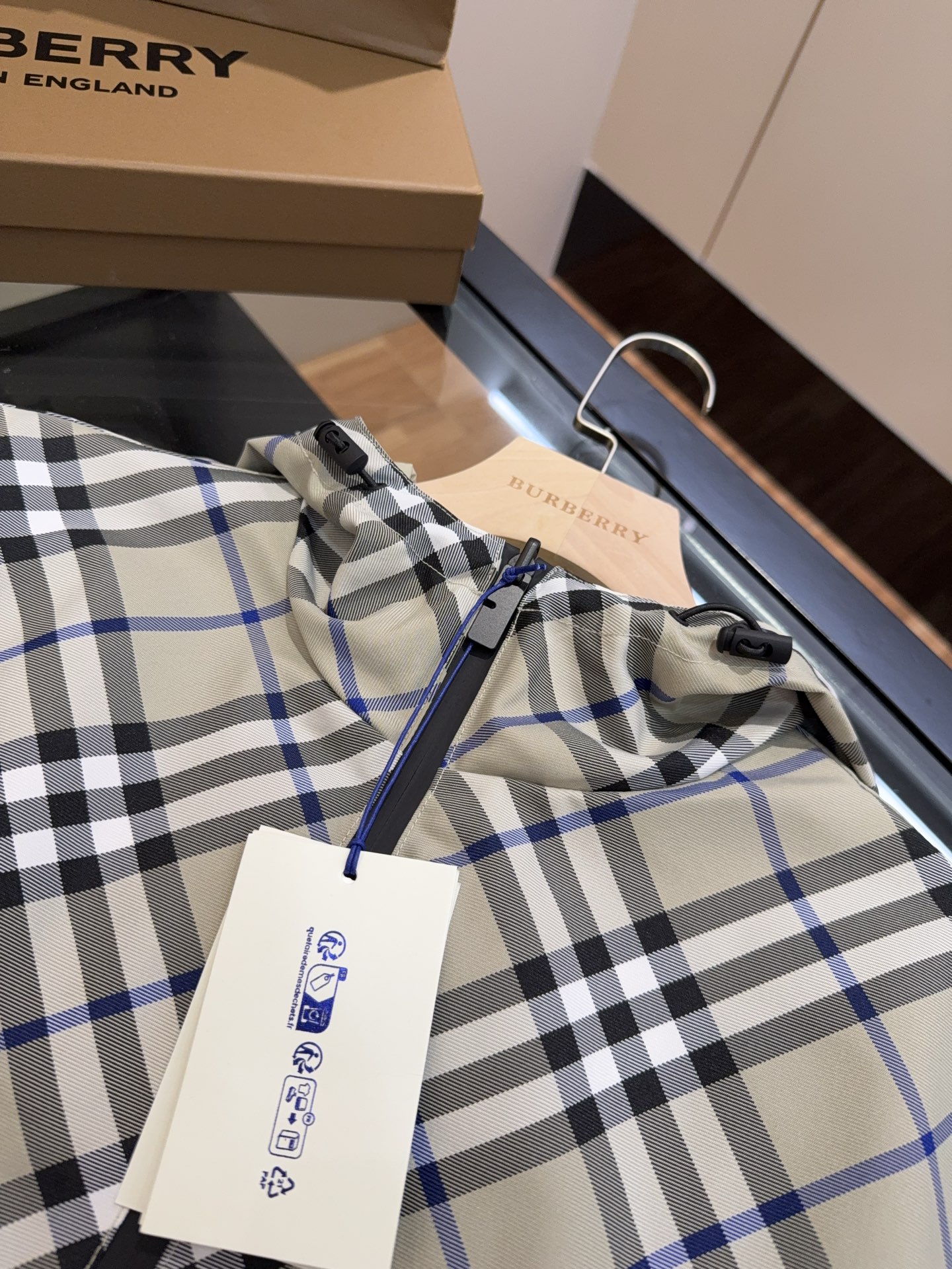 正面细节实拍#双面两穿款式，一面装饰 Burberry 格纹