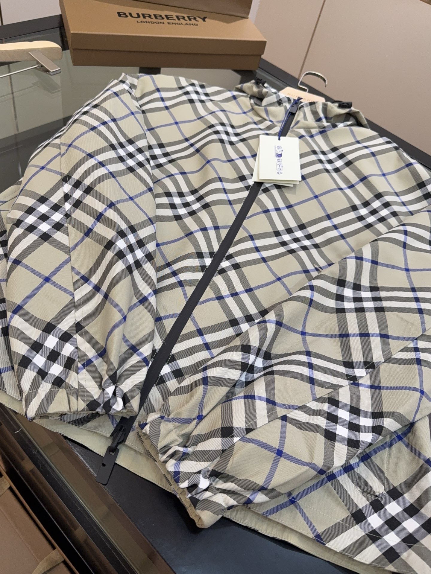 正面细节实拍#双面两穿款式，一面装饰 Burberry 格纹
