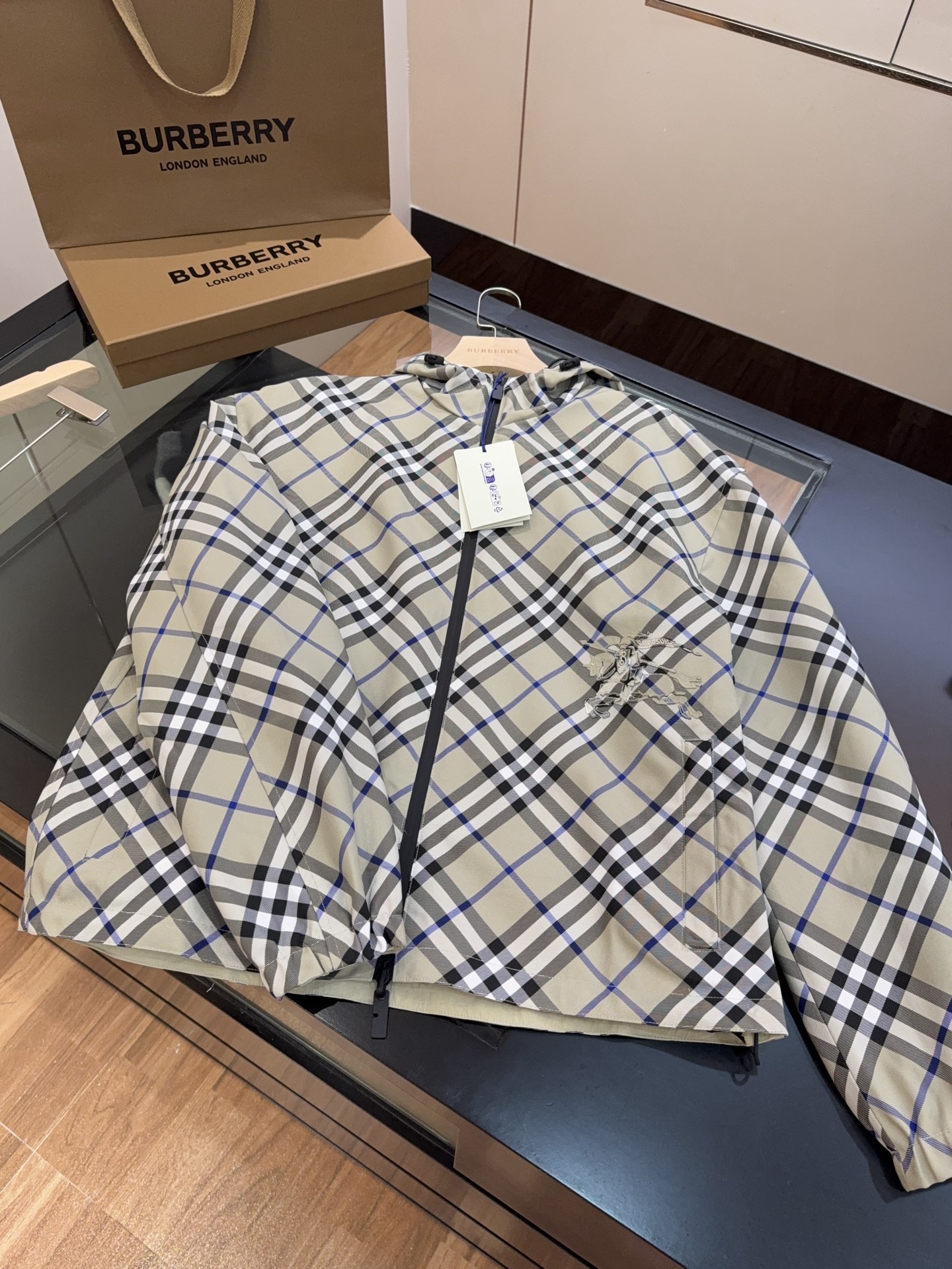 正面细节实拍#双面两穿款式，一面装饰 Burberry 格纹
