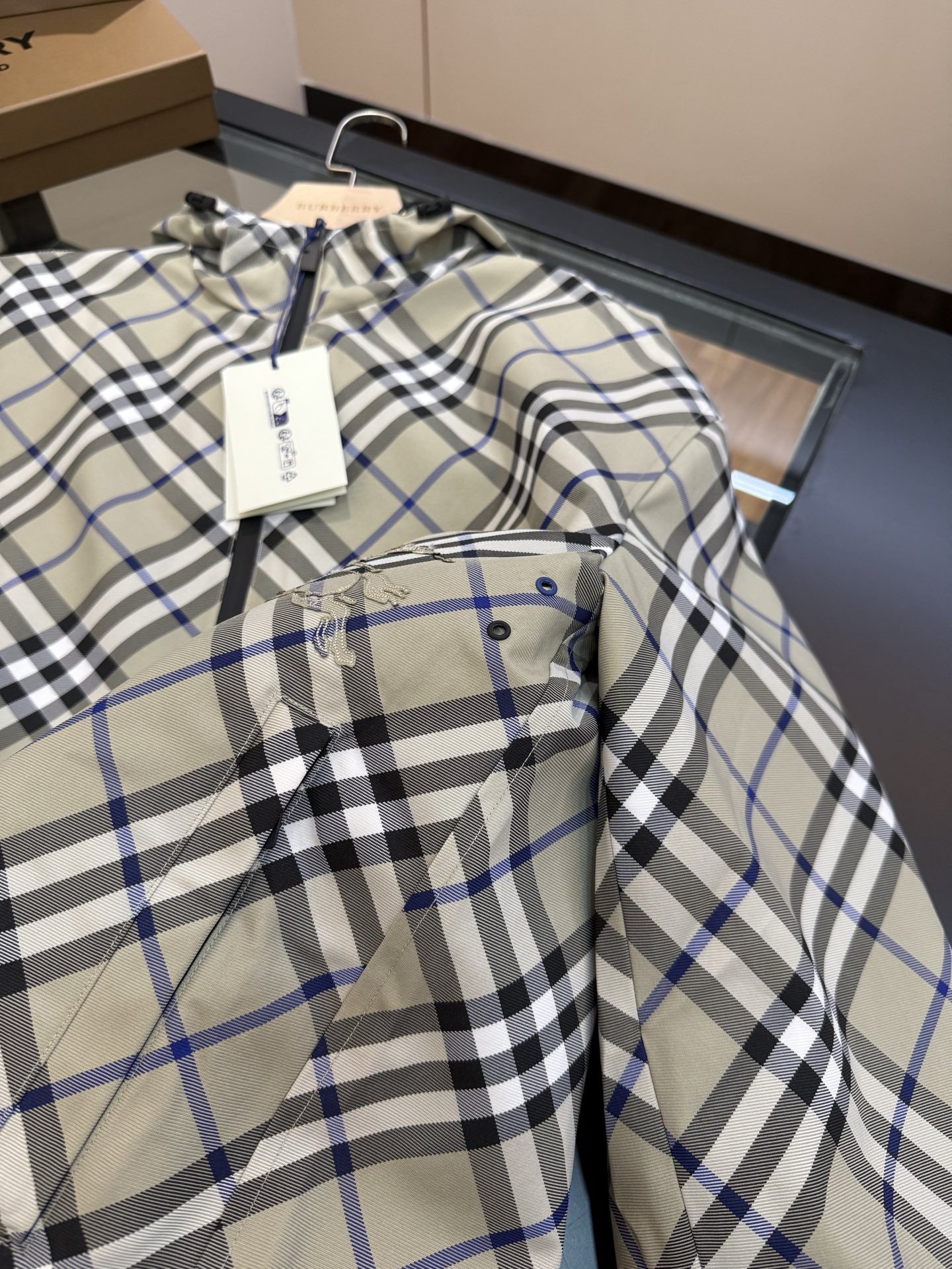 正面细节实拍#双面两穿款式，一面装饰 Burberry 格纹