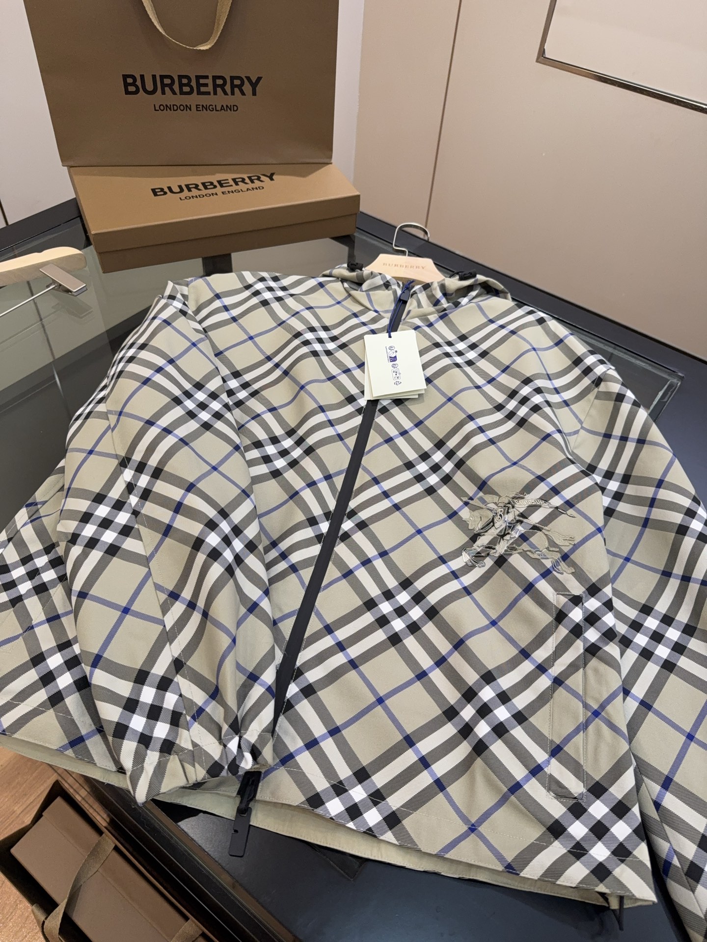 正面细节实拍#双面两穿款式，一面装饰 Burberry 格纹