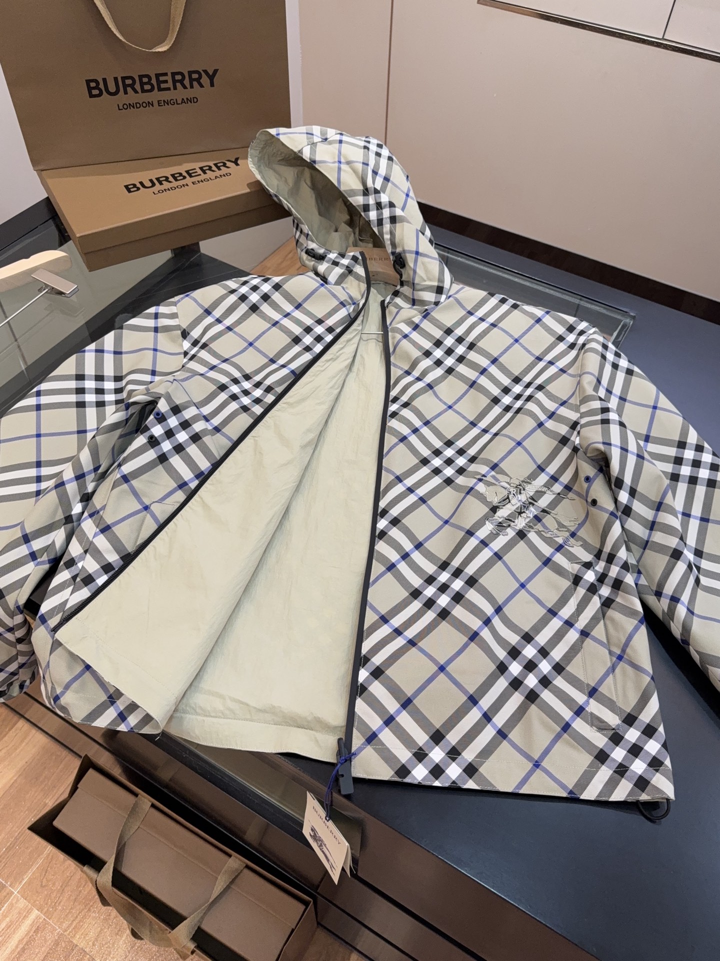正面细节实拍#双面两穿款式，一面装饰 Burberry 格纹