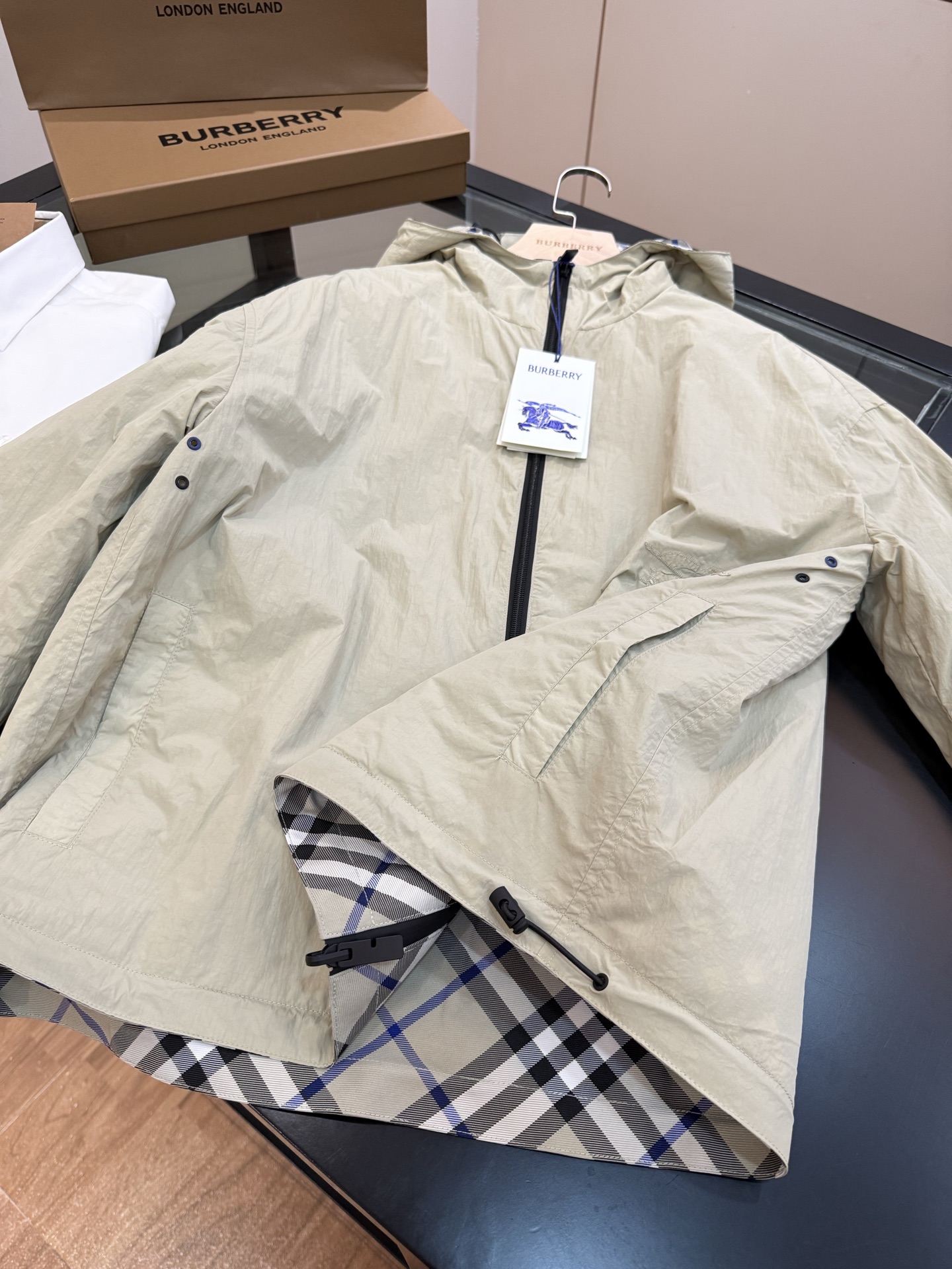 正面细节实拍#双面两穿款式，一面装饰 Burberry 格纹