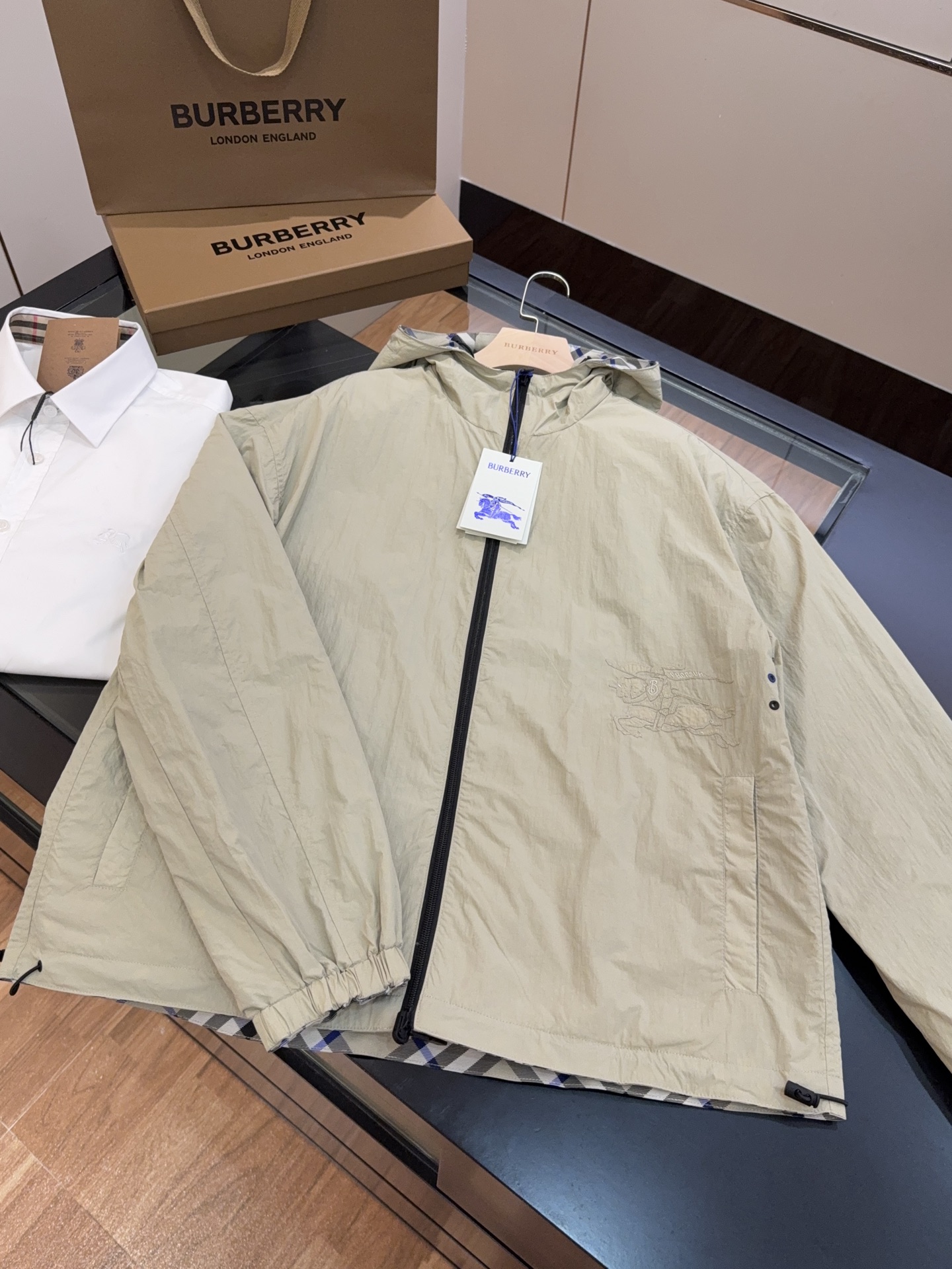 正面细节实拍#双面两穿款式，一面装饰 Burberry 格纹