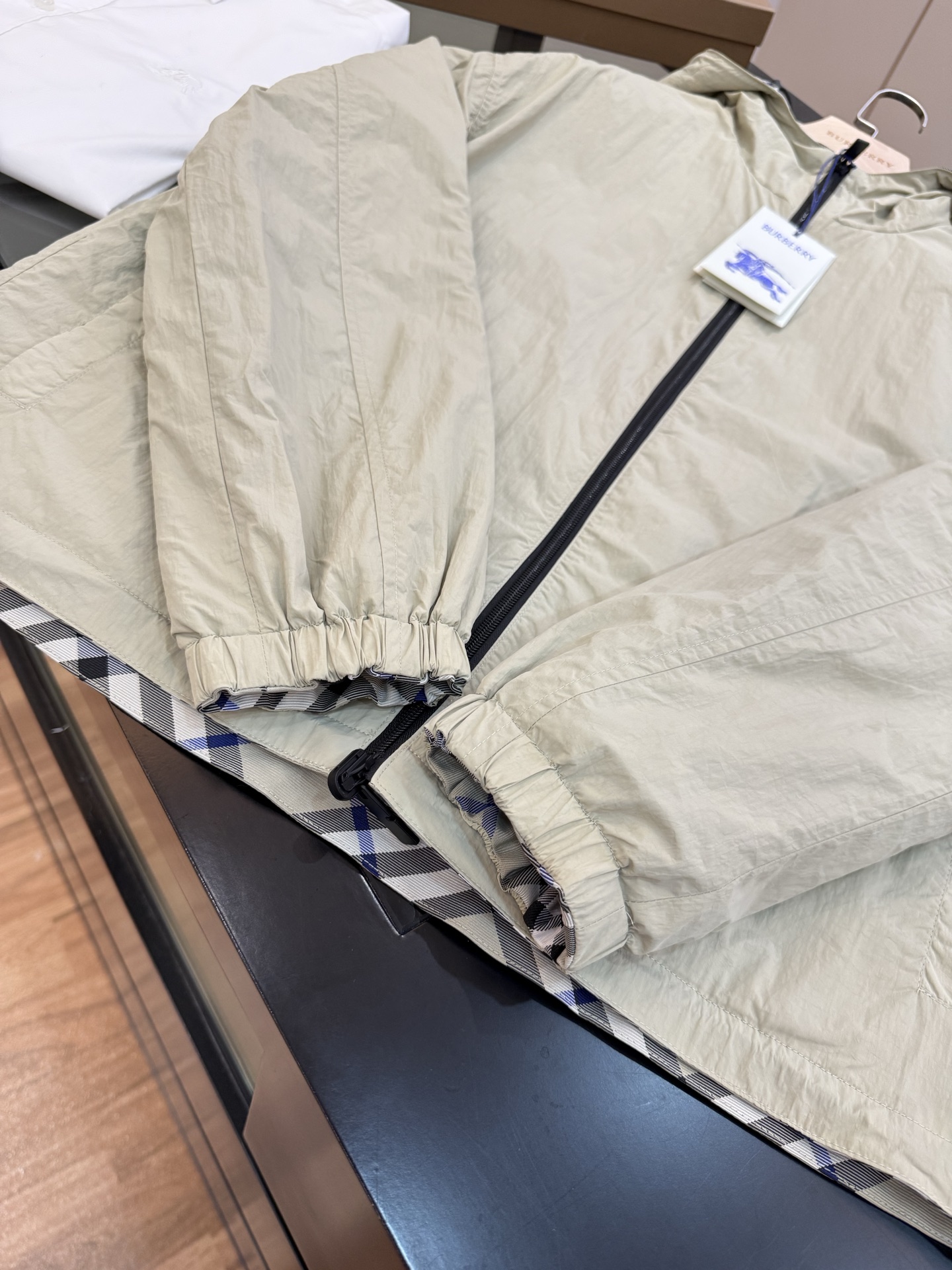 正面细节实拍#双面两穿款式，一面装饰 Burberry 格纹