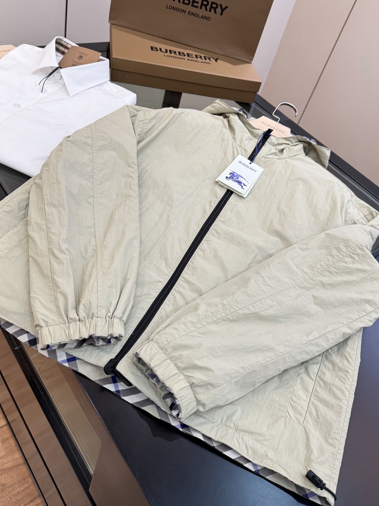 正面细节实拍#双面两穿款式，一面装饰 Burberry 格纹