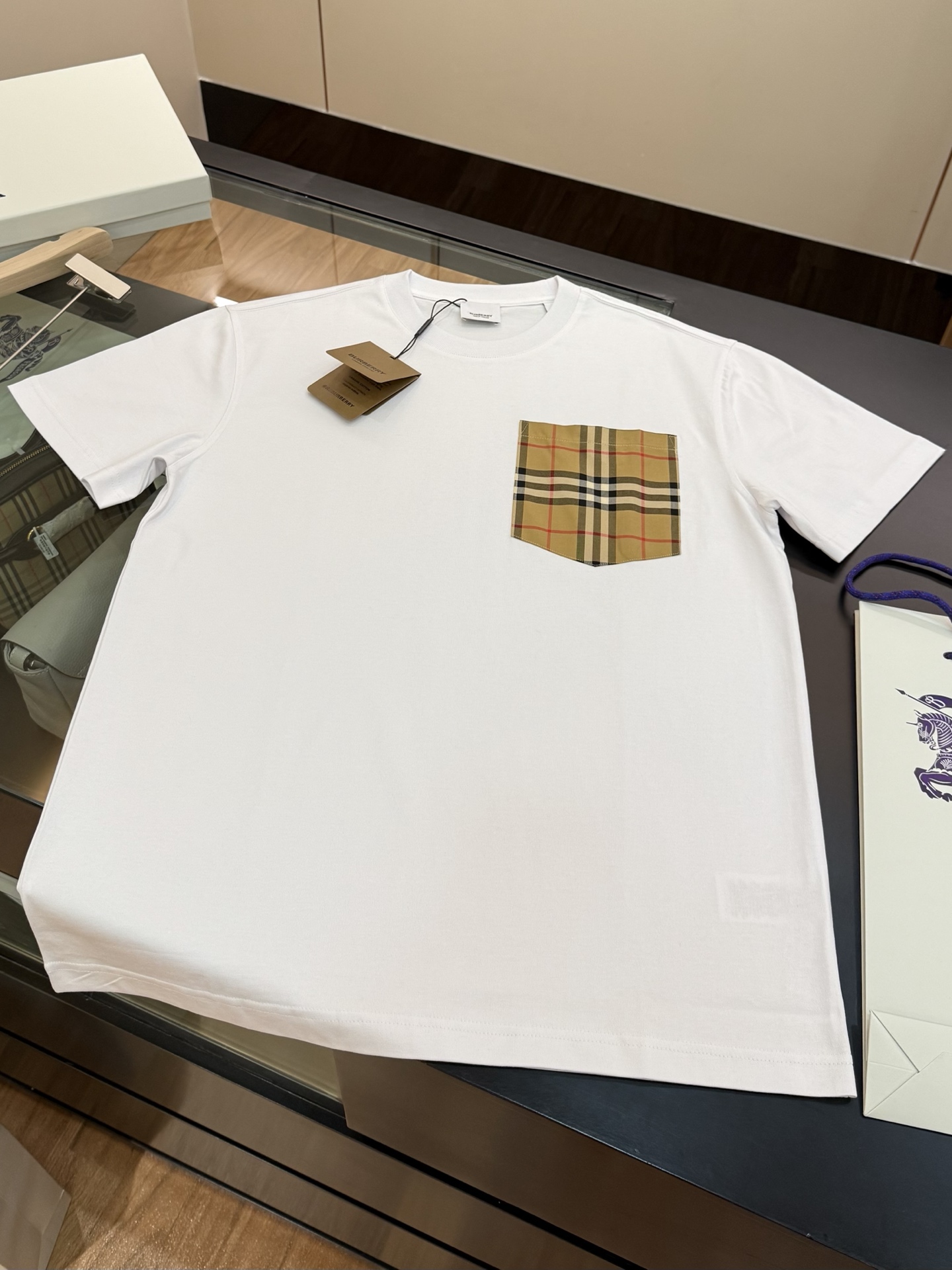 NO:137211,.BBR Ba*li 2025ss latest Vintage checked short-sleeved T-shirt British-style cut proportional design, very exquisite and simple. Customer-supplied fine-grained knitted cotton material, and the inner splicing is neat, delicate, neat and plump. The texture is higher than ordinary knitted cotton, light, comfortable and breathable, and more exquisite to highlight the brand's classic sharpening perfect design. The chest pocket splicing collection series Vintage cotton retro plaid wide cut piece body highlights the rejuvenating interpretation of modern checkered classics. Size S-M-L-XL-XXL, T-shirt,tees, t-shirt,alexander wang19860909.BBR 巴*莉 2025ss最新款 Vintage格纹拼接短袖T恤 英式的裁剪比例型设计,非常的精致简单.客供细纹针织棉材质,内里拼接更是工整细腻整齐丰润.质感更高于普通针织棉,轻薄舒适透气,更加精致的突出品牌的经典锐化的完美设计.胸口口袋拼接典藏系列的Vintage棉质复古格纹的宽幅裁片体,彰显现代格纹经典的焕新演绎.尺码S-M-L-XL-XXL,,T-shirt,tees，t-shirt,alexander wang,Men's clothing