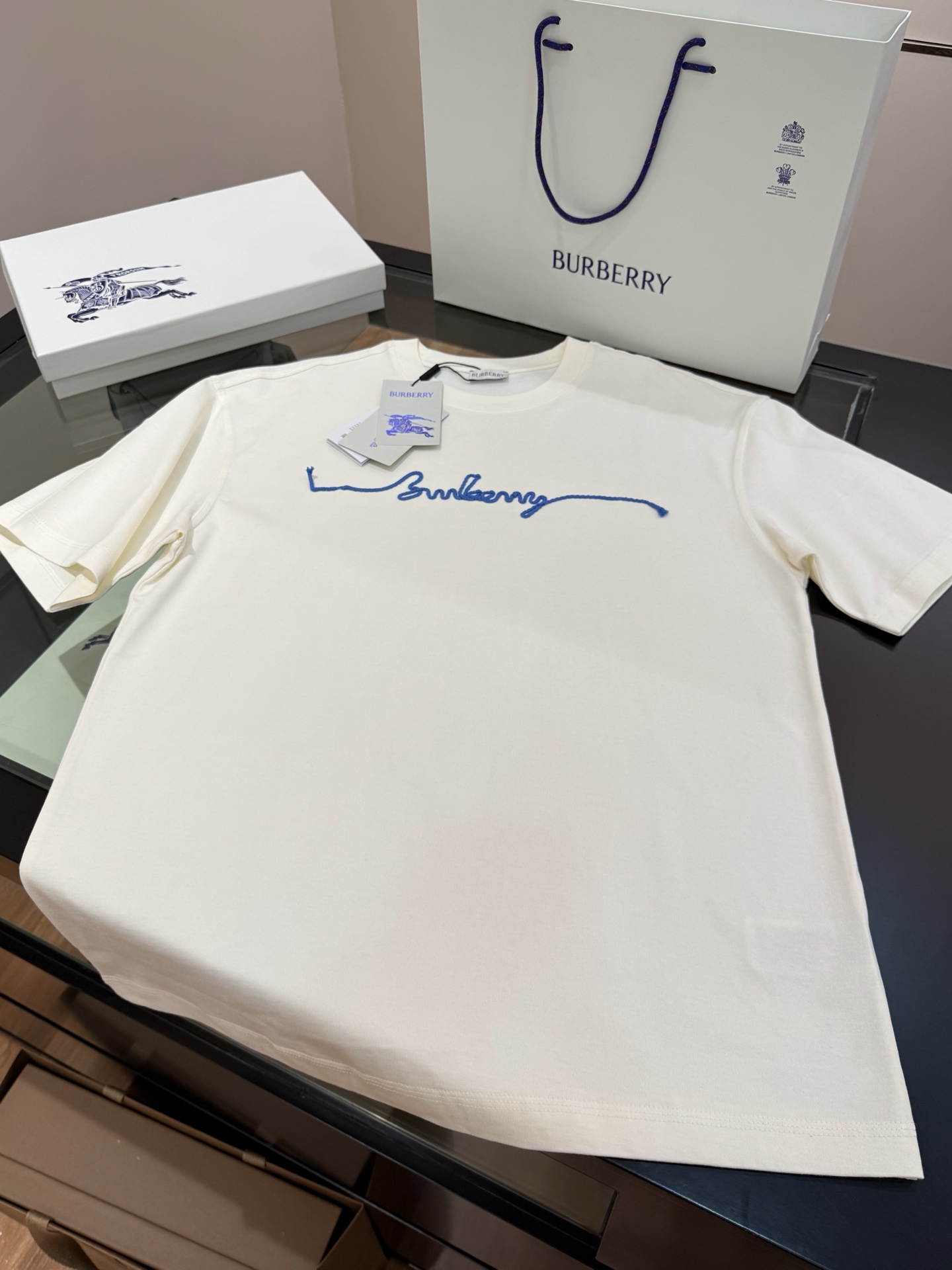 NO:137198,.BBR Ba*li 2025ss latest kink logo cotton T-shirt is another new product in the season. The official website is on sale with 4500  flat cotton fabrics. It is made of flat woven cotton fabrics. Incorporating the brand logo inspired by nautical knots, the high-subsid fabric with regular style pure cotton has an overall touch that is extremely comfortable and has excellent skin-friendly effect. In terms of style, it is also a perfect outfit, perfectly meeting the needs of various outfit occasions. Different from market currency, hard goods often stand up to comparison. S-M-L-XL-XXL,,tees, t-shirt, alexander wang19860909.BBR 巴*莉 2025ss最新款扭结徽标棉质T恤衫又是一季新品,官网在售4500  选用平织棉面料打造.融入以航海结为灵感的品牌徽标,呈现常规版型纯棉的高支数面料整体的触感极为舒适,亲肤效果也是极佳.且版型方面也是完美穿搭效果,完美的符合各种穿搭场合的所需 区别市场通货 硬货往往都经得起对比.码数S-M-L-XL-XXL,,tees，t-shirt,alexander wang,Men's clothing