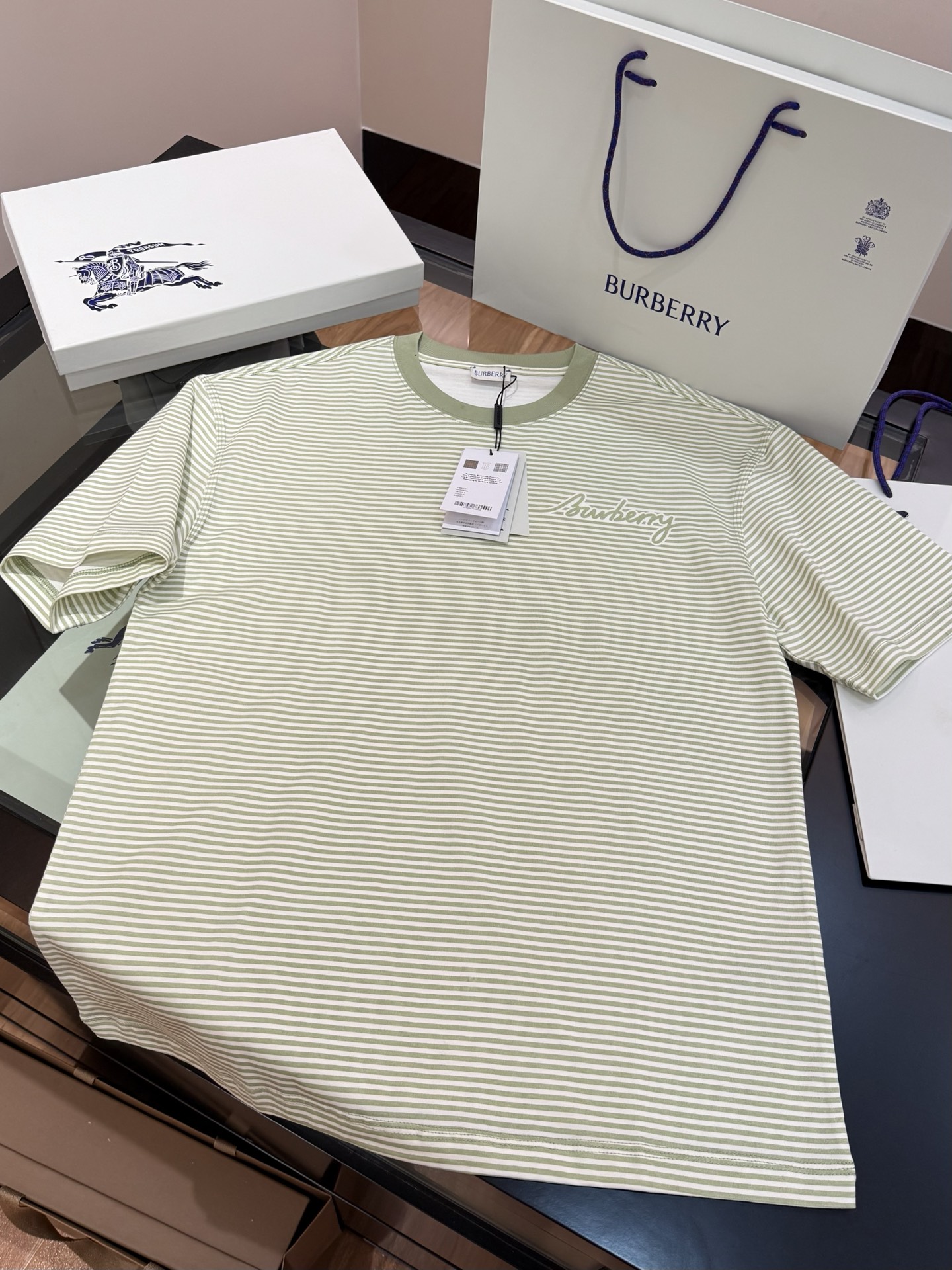 NO:137192,.BBR Ba*li 2025ss latest striped cotton T-shirt is made of lightweight flat cotton fabric, with striped patterns and brand logos created by decorative screen printing, giving it a decorative texture with washing technology. Rib knitted neckline and Burbe*ry letter logo prints perfectly to meet the needs of various outfits. The grade and charm are extremely outstanding and eye-catching, and can better highlight the brand specifications and your pursuit of fashion!  !  S-M-L-XL-XXL, burberry,tees, t-shirt,alexander wang19860909.BBR 巴*莉 2025ss最新款条纹棉质T恤衫 选用轻盈平织棉面料制成,装饰丝网印花工艺打造的条纹图案和品牌徽标,以水洗工艺赋予其仿旧质感.罗纹针织领口 前胸饰有 Burbe*ry 字母徽标印花 完美的符合各种穿搭场合的所需 档次与魅力更是极为的出色亮眼,更能够彰显品牌规格与你对于时尚的追求！！码数S-M-L-XL-XXL,,burberry,tees，t-shirt,alexander wang,Men's clothing