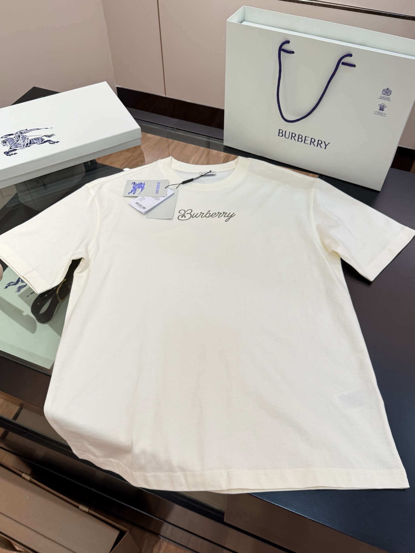 NO:137202,.BBR Ba*li 2025ss latest surf style equestrian knight pattern cotton T-shirt. This season's series is too popular, and it is simultaneously in major buyers' stores. The official website is selling 4500  Burbe*ry printed elements on the front, and the surfboard decoration on the back is too energetic. Old fans close their eyes!  !  Made of plain woven cotton fabric, presenting a regular pattern. Drawing inspiration from nautical knots and brand Equestrian Knight logo (EKD), create unique creative printing elements, and make B-shaped design striped surfboard decoration to distinguish market currency. Hard goods often stand the comparison. Number S-M-L-XL-XXL, burberry,tees, t-shirt, alexander wang19860909.BBR 巴*莉 2025ss最新款冲浪风格马术骑士图案棉质T恤衫 这一季系列也太火啦、同步各大买手店,官网在售4500  正面Burbe*ry 印花元素,背面冲浪板装饰太有活力了 老粉闭眼入！！选用平织棉面料打造,呈现常规版型.汲取航海结与品牌马术骑士徽标（EKD）灵感,打造独特创意印花元素,塑就 B 字型设计条纹冲浪板装饰 区别市场通货 硬货往往都经得起对比.码数S-M-L-XL-XXL,,burberry,tees，t-shirt,alexander wang,Men's clothing