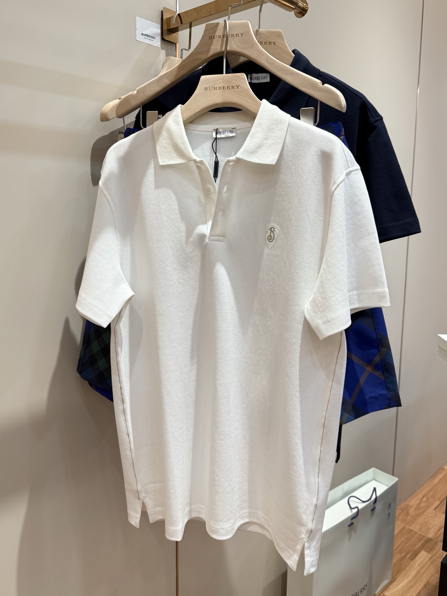 NO:137209,.BBR Ba*li 2025ss latest B-shaped shield embroidery Polo shirt. A polo shirt is always missing for boys’ wardrobe!  !  Enter it!  I still like it if I wear it for two or three years!  Selected cotton beaded mesh fabric to create. Decorative B-shaped shield embroidery, the language design of the new season is recognizable, giving people a simple, high-end and basic overall. S-M-L-XL-XXL,,alexander wang19860909.BBR 巴*莉 2025ss最新款B字型盾牌刺绣 Polo衫 男生衣柜永远缺一件polo衫！！入它！穿个两三年拿出来依旧还是会很喜欢！精选棉质珠地网眼布面料打造.装饰 B 字型盾牌刺绣,新一季的语言设计极具辨识度 整体给人一种简约高级又基础.码数S-M-L-XL-XXL,,alexander wang,Men's clothing