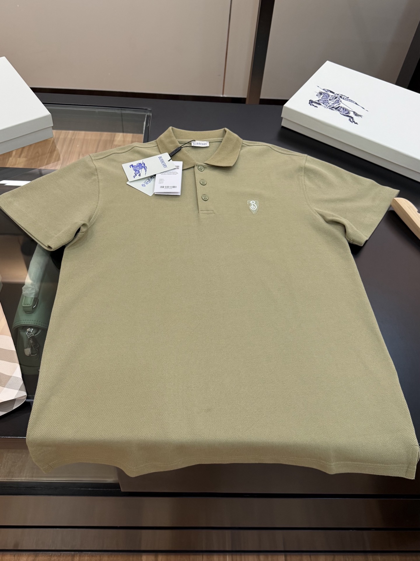 NO:137184,BBR Ba*li 2025ss latest B-shaped shield embroidery Polo shirt. A polo shirt is always missing for boys’ wardrobe!  !  Enter it!  I still like it if I wear it for two or three years!  Selected cotton beaded mesh fabric to create. Decorative B-shaped shield embroidery, the language design of the new season is recognizable, giving people a simple, high-end and basic overall. S-M-L-XL-XXL,,alexander wang19860909BBR 巴*莉 2025ss最新款B字型盾牌刺绣 Polo衫 男生衣柜永远缺一件polo衫！！入它！穿个两三年拿出来依旧还是会很喜欢！精选棉质珠地网眼布面料打造.装饰 B 字型盾牌刺绣,新一季的语言设计极具辨识度 整体给人一种简约高级又基础.码数S-M-L-XL-XXL,,alexander wang,Men's clothing