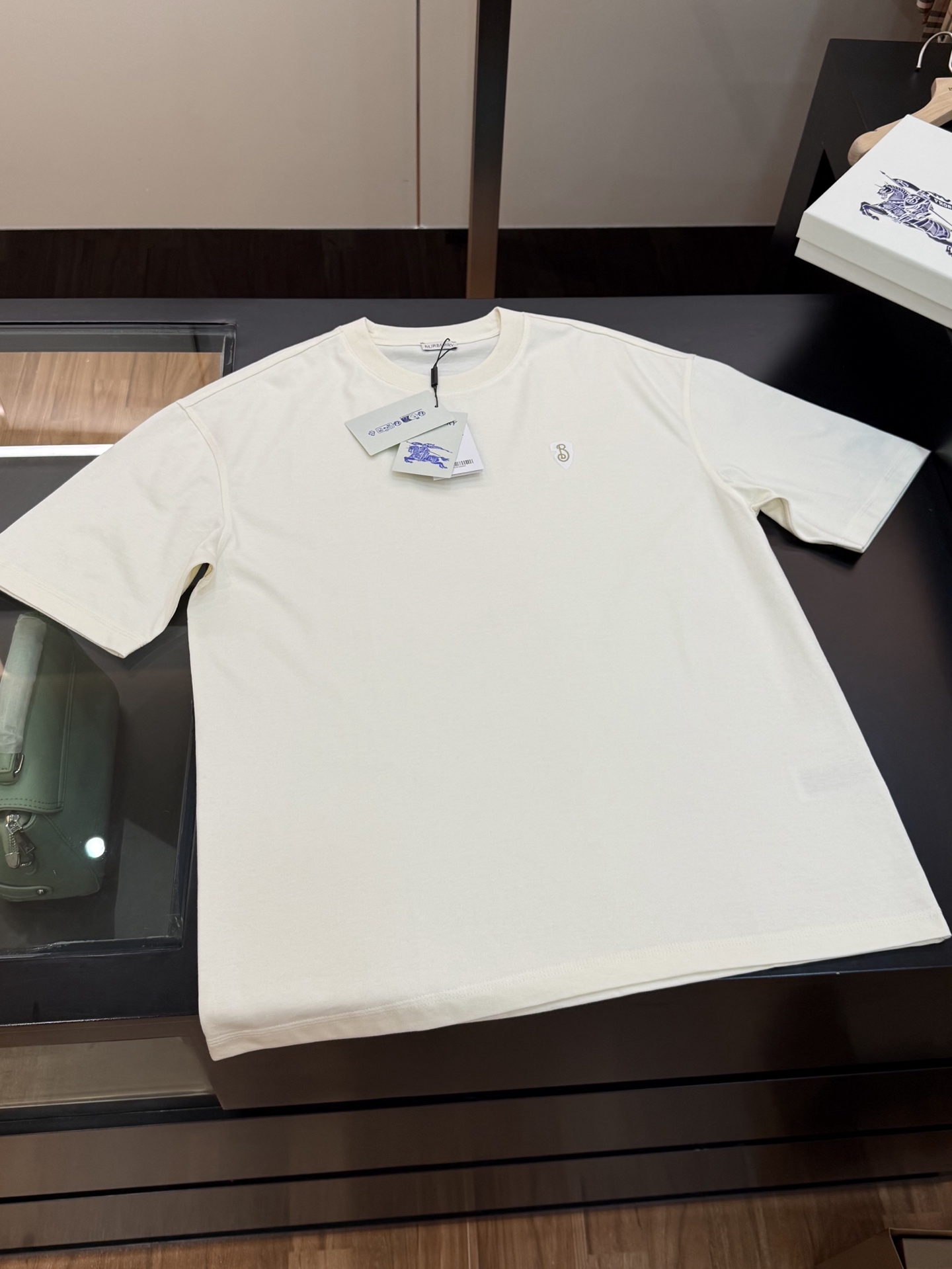 NO:137196,.BBR Ba*li 2025ss latest B-shaped shield embroidered T-shirt is launched hotly. The official website synchronizes the B-shaped logo on the right side of the chest, the shape of the shield on the outside, and the inner part shows the capital 