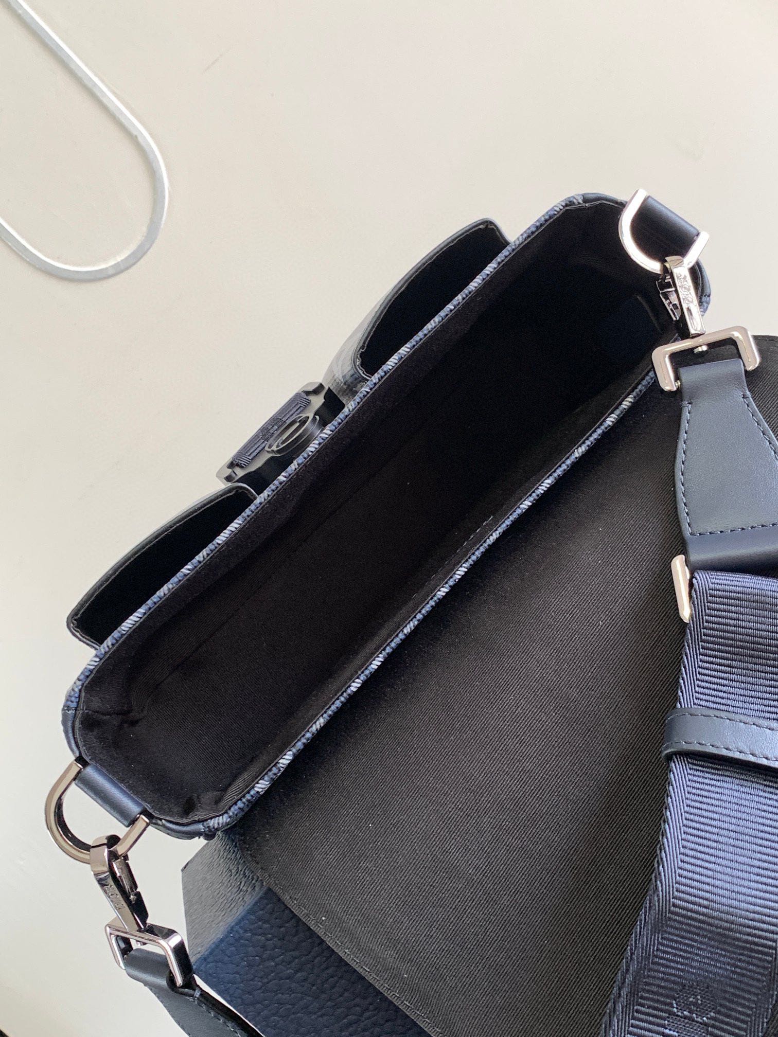 디올 히트 더 로드 메신저 가방 상세 이미지 8