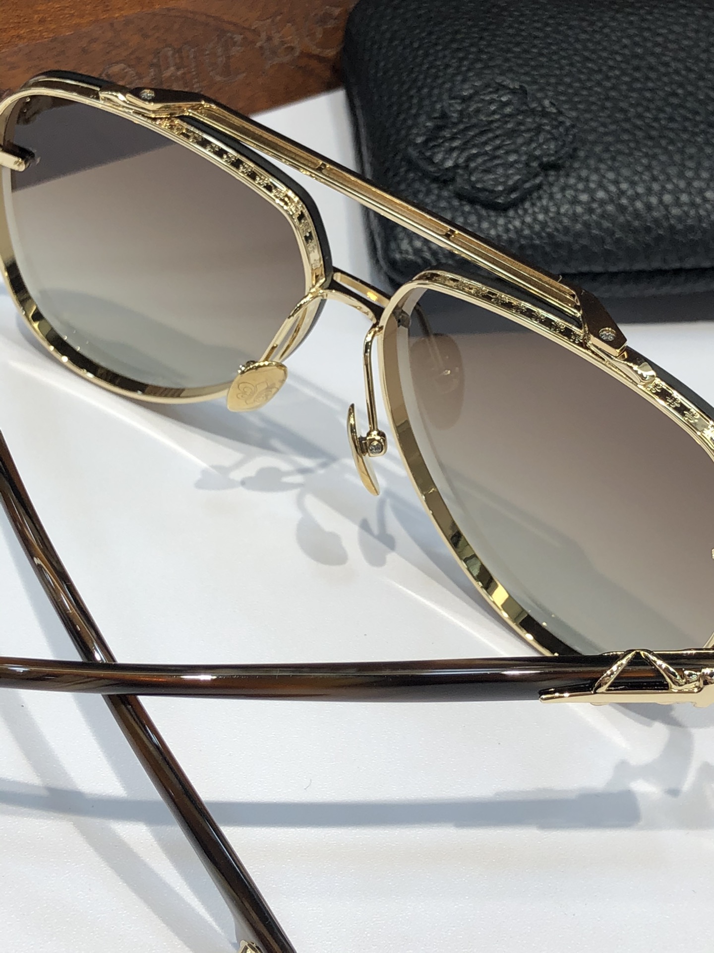  NEW 轻奢款 重量级新品墨镜🕶️
CHROME HEART CH8238
SIZE：63-12-14