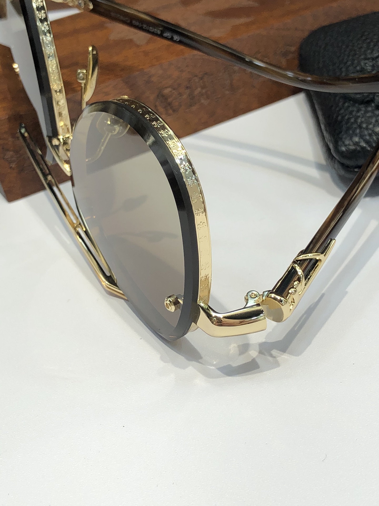  NEW 轻奢款 重量级新品墨镜🕶️
CHROME HEART CH8238
SIZE：63-12-14