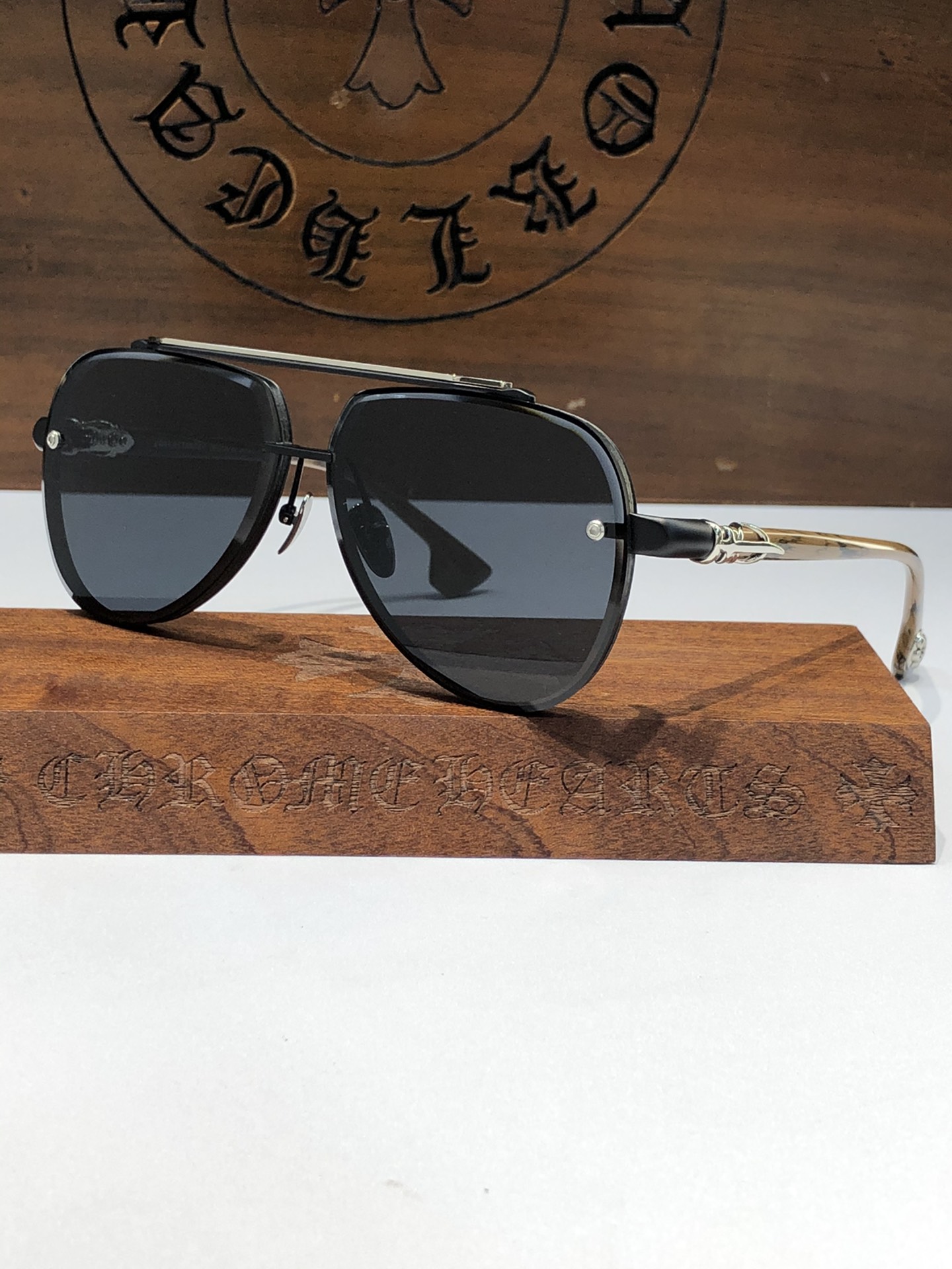  NEW 轻奢款 重量级新品墨镜🕶️
CHROME HEART CH8238
SIZE：63-12-14