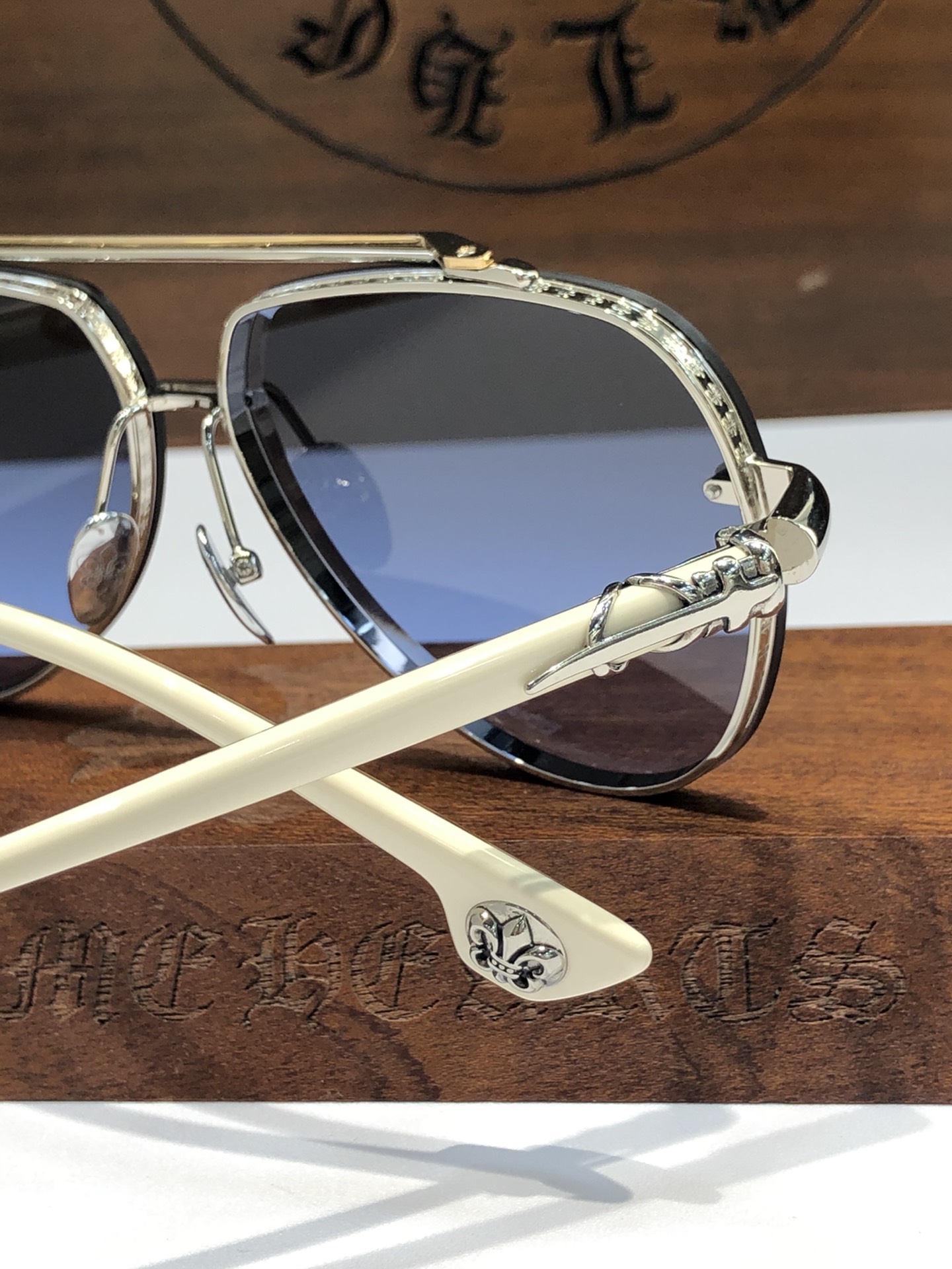  NEW 轻奢款 重量级新品墨镜🕶️
CHROME HEART CH8238
SIZE：63-12-14