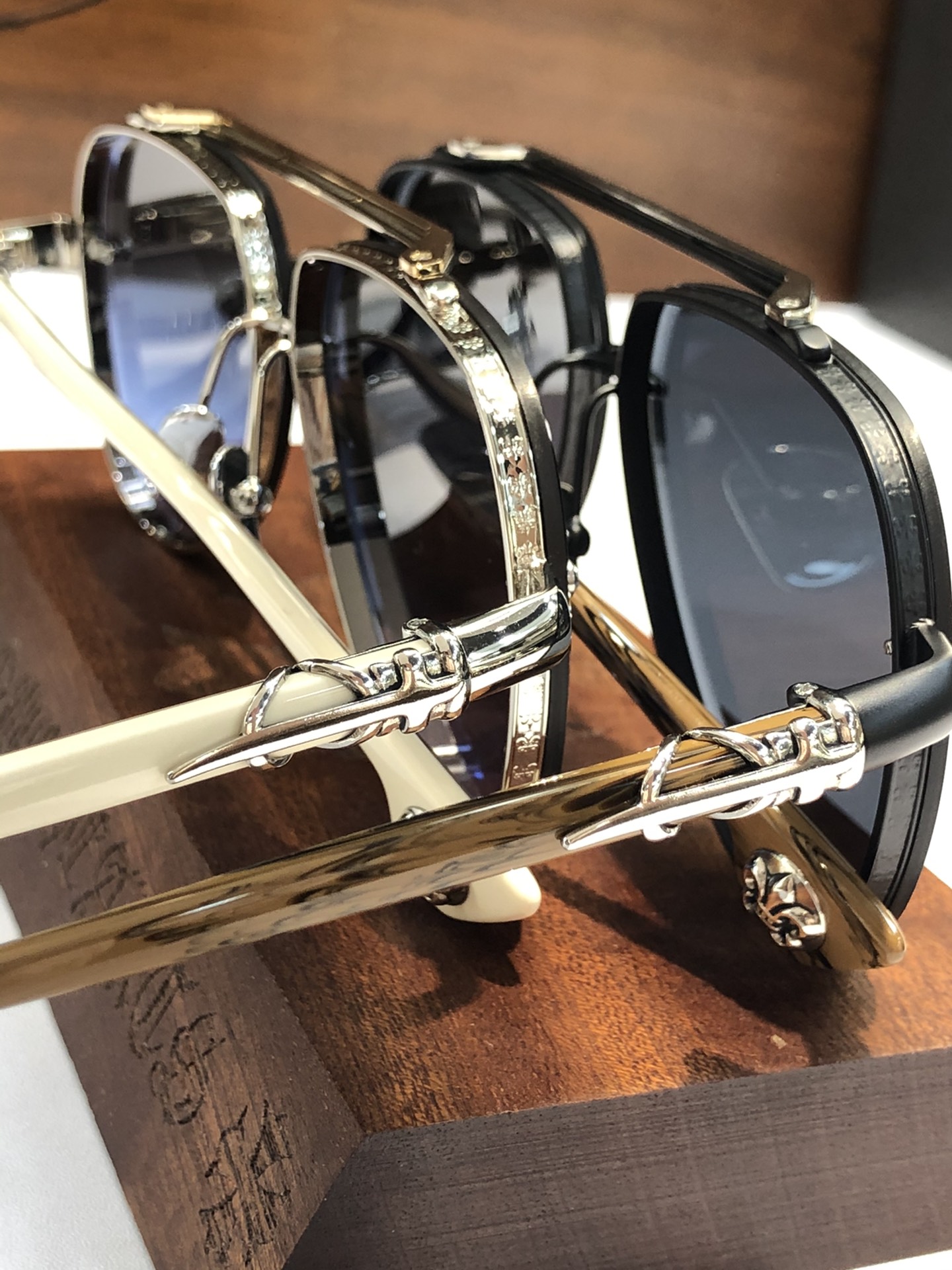  NEW 轻奢款 重量级新品墨镜🕶️
CHROME HEART CH8238
SIZE：63-12-14