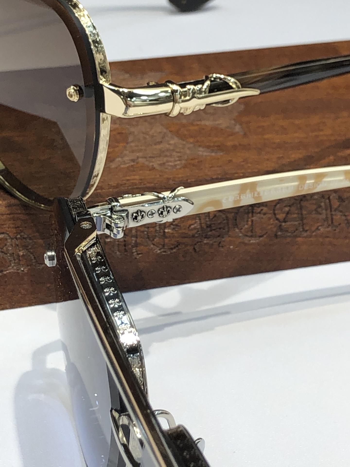  NEW 轻奢款 重量级新品墨镜🕶️
CHROME HEART CH8238
SIZE：63-12-14