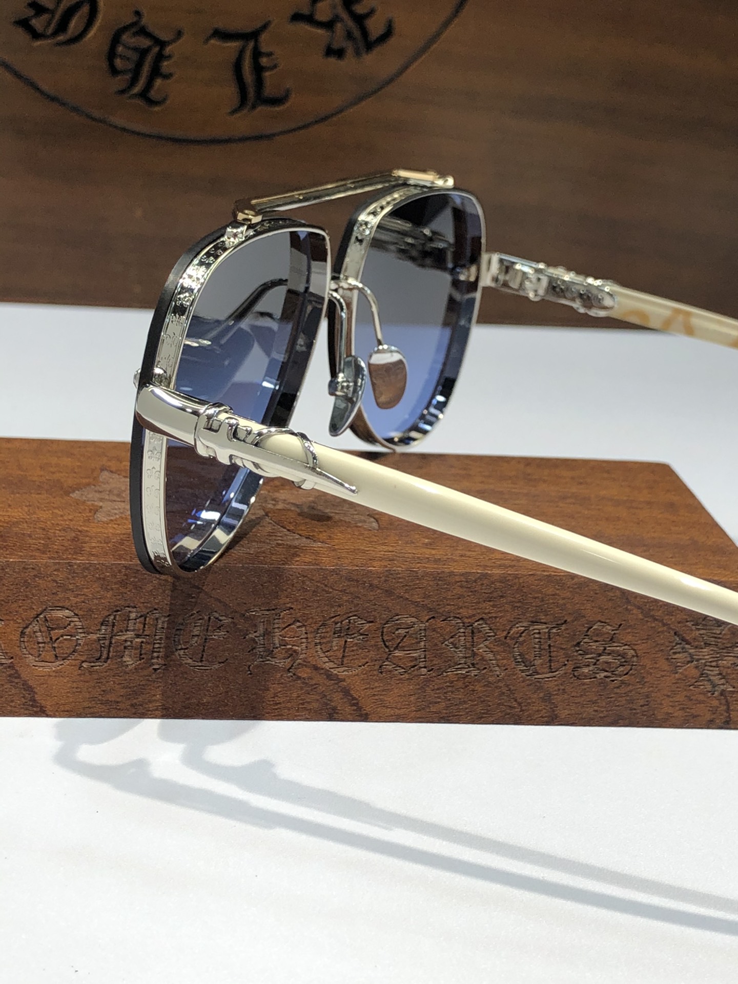  NEW 轻奢款 重量级新品墨镜🕶️
CHROME HEART CH8238
SIZE：63-12-14