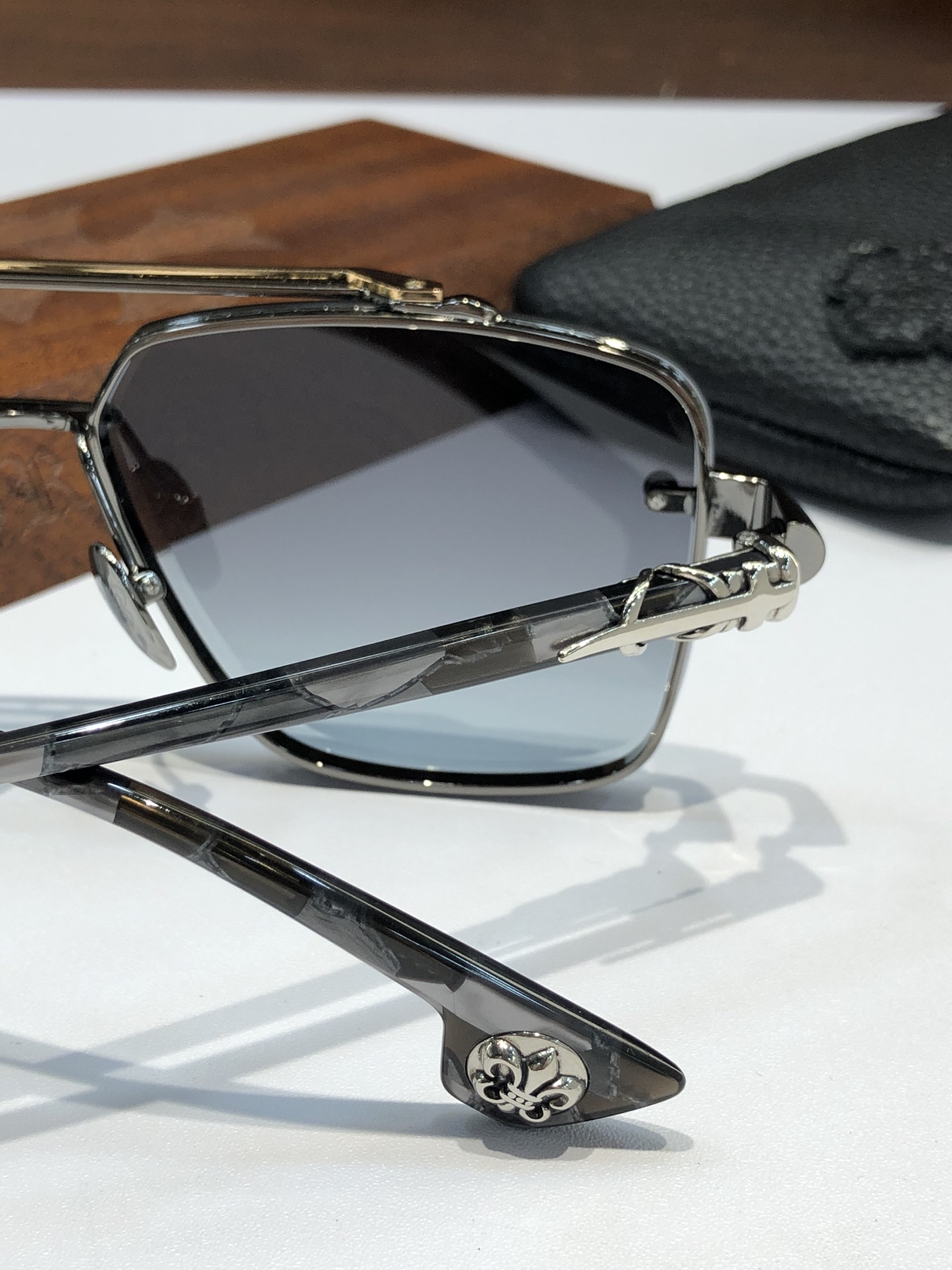  NEW 轻奢款 重量级新品墨镜🕶️
硬汉方型设计 CHROME HEART CH8239
SIZE：6