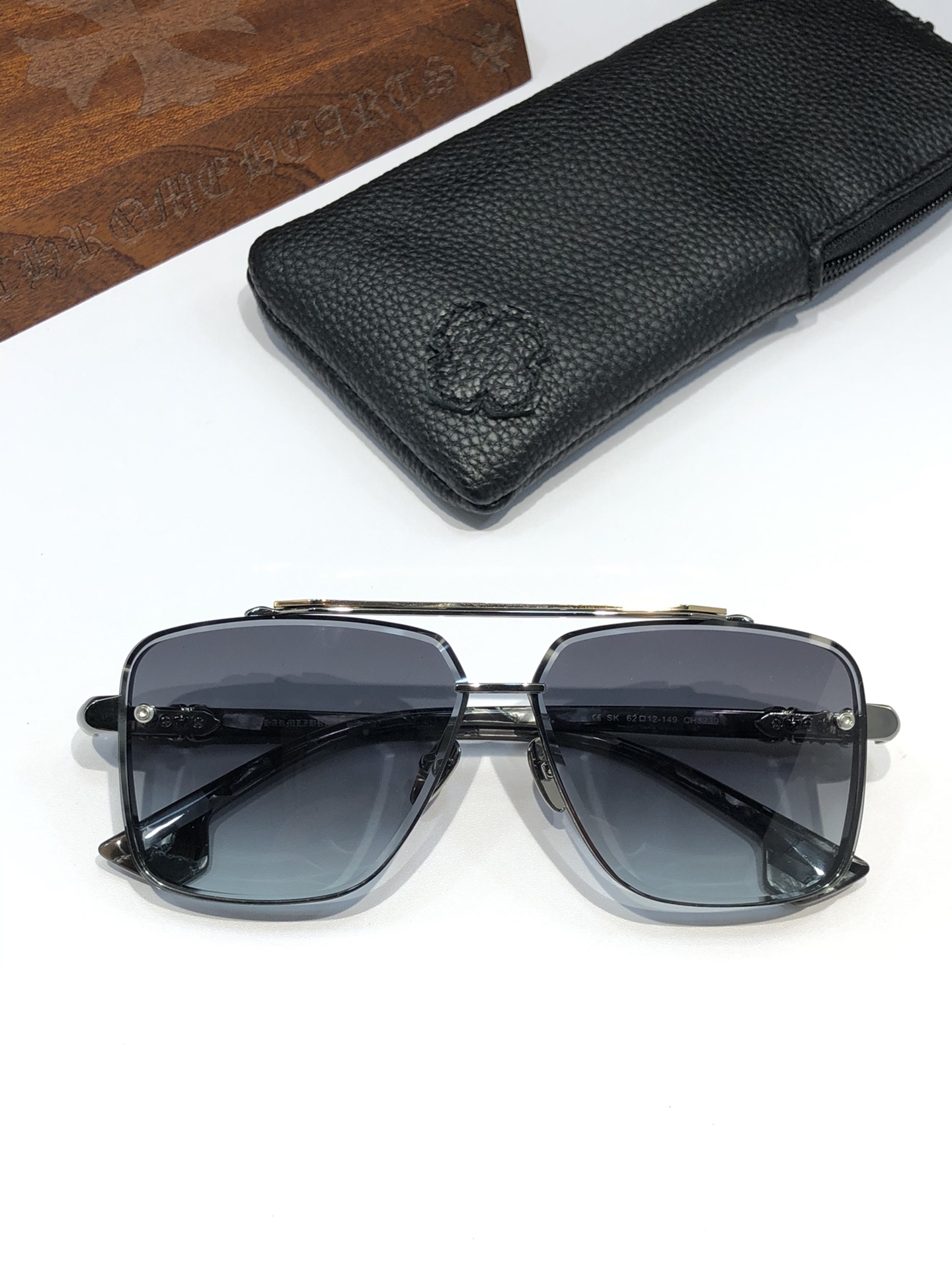  NEW 轻奢款 重量级新品墨镜🕶️
硬汉方型设计 CHROME HEART CH8239
SIZE：6
