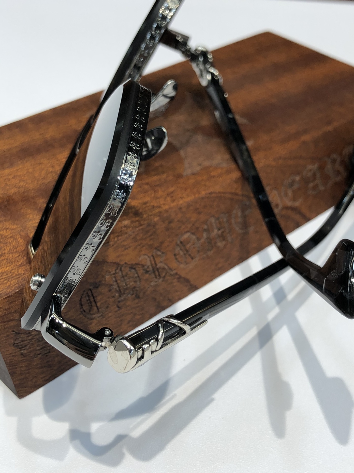  NEW 轻奢款 重量级新品墨镜🕶️
硬汉方型设计 CHROME HEART CH8239
SIZE：6