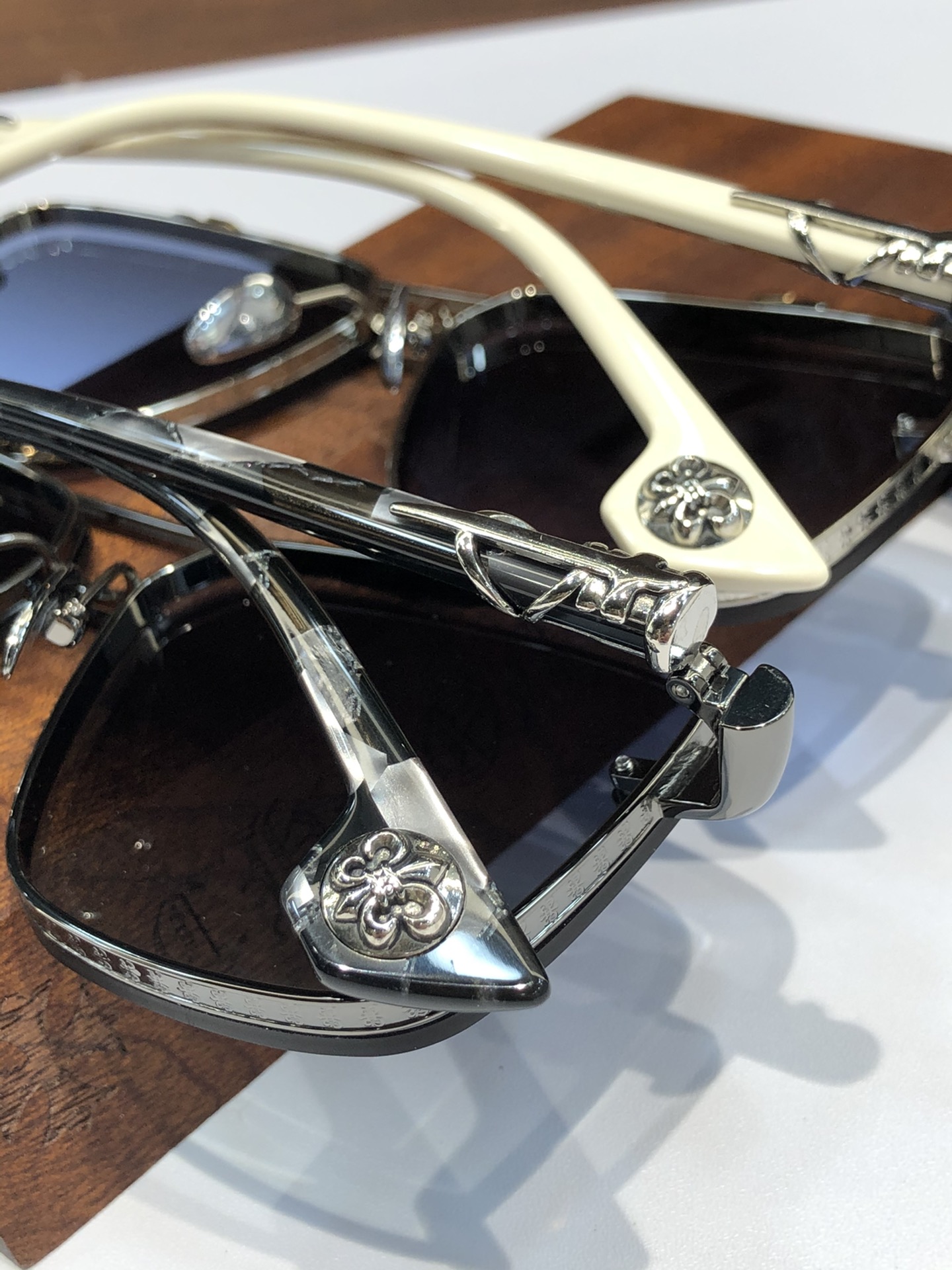  NEW 轻奢款 重量级新品墨镜🕶️
硬汉方型设计 CHROME HEART CH8239
SIZE：6