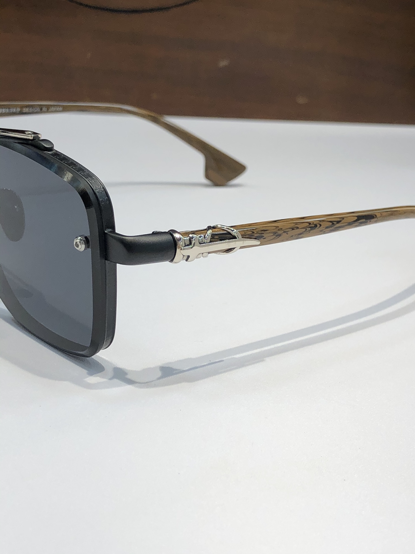  NEW 轻奢款 重量级新品墨镜🕶️
硬汉方型设计 CHROME HEART CH8239
SIZE：6
