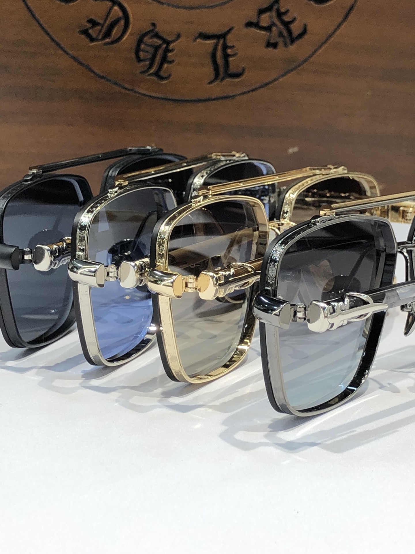  NEW 轻奢款 重量级新品墨镜🕶️
硬汉方型设计 CHROME HEART CH8239
SIZE：6