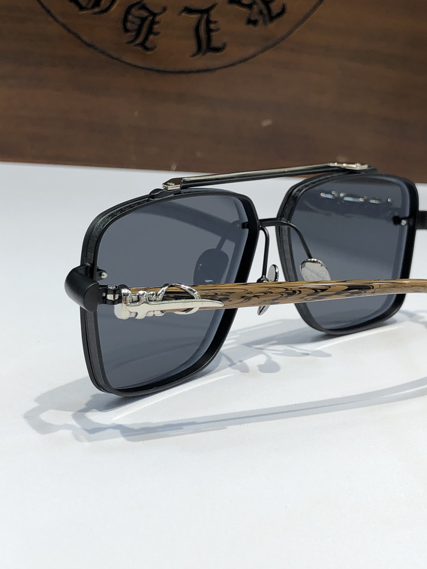  NEW 轻奢款 重量级新品墨镜🕶️
硬汉方型设计 CHROME HEART CH8239
SIZE：6