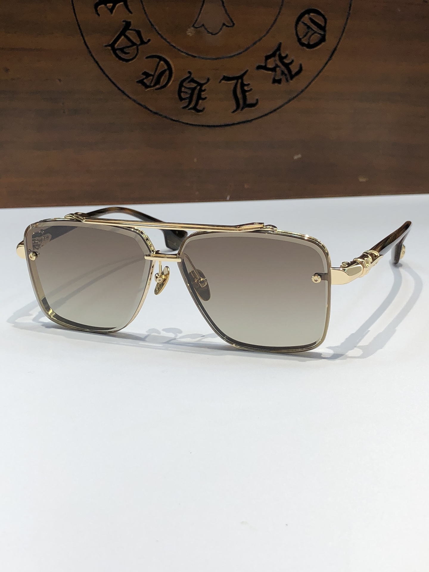  NEW 轻奢款 重量级新品墨镜🕶️
硬汉方型设计 CHROME HEART CH8239
SIZE：6