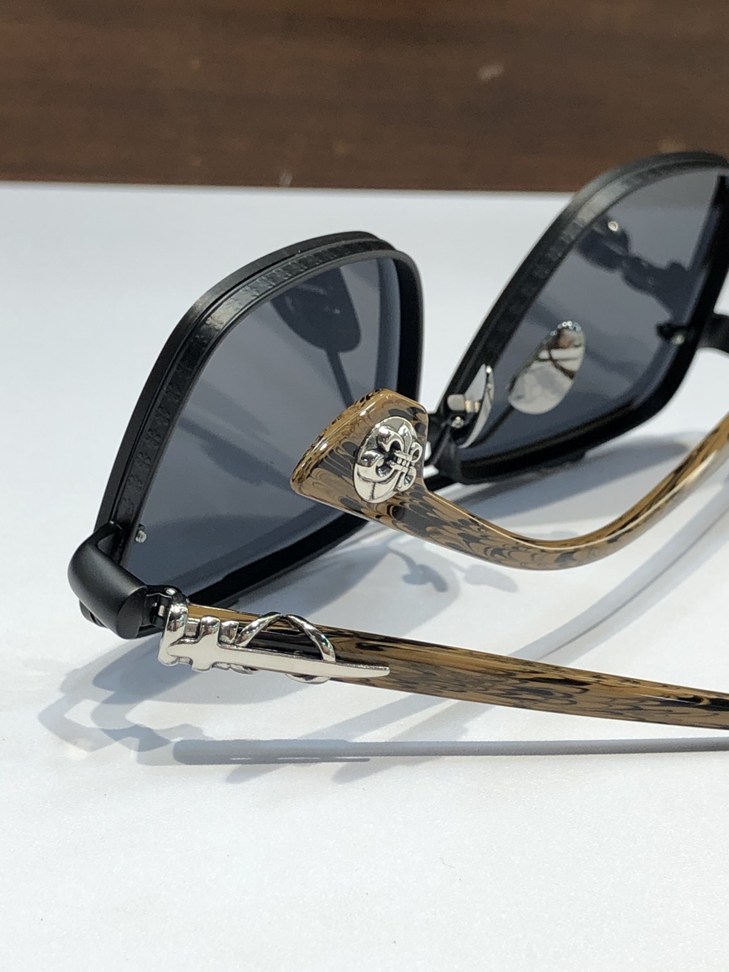  NEW 轻奢款 重量级新品墨镜🕶️
硬汉方型设计 CHROME HEART CH8239
SIZE：6