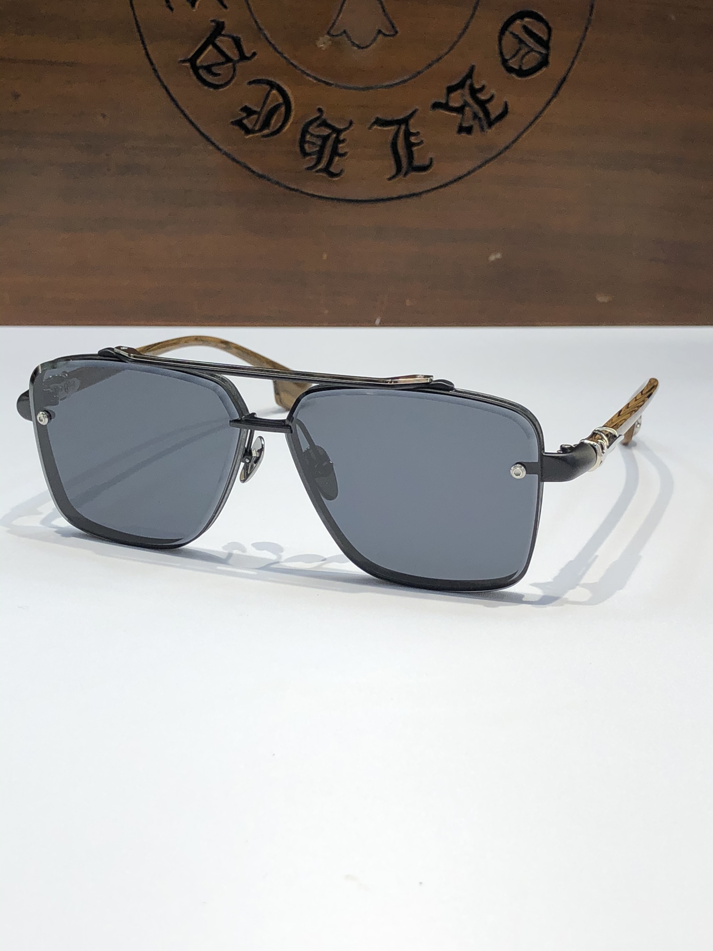  NEW 轻奢款 重量级新品墨镜🕶️
硬汉方型设计 CHROME HEART CH8239
SIZE：6