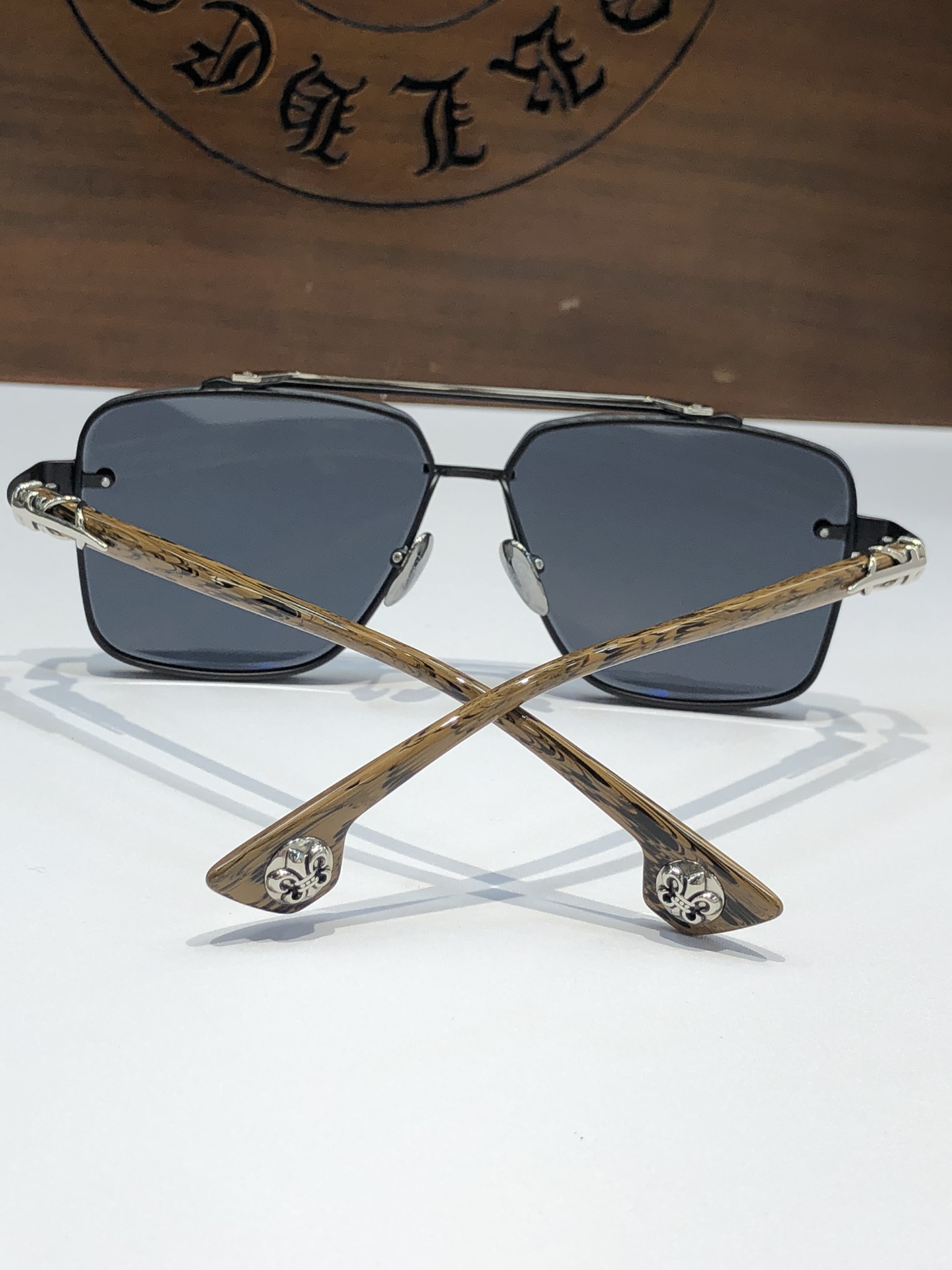  NEW 轻奢款 重量级新品墨镜🕶️
硬汉方型设计 CHROME HEART CH8239
SIZE：6
