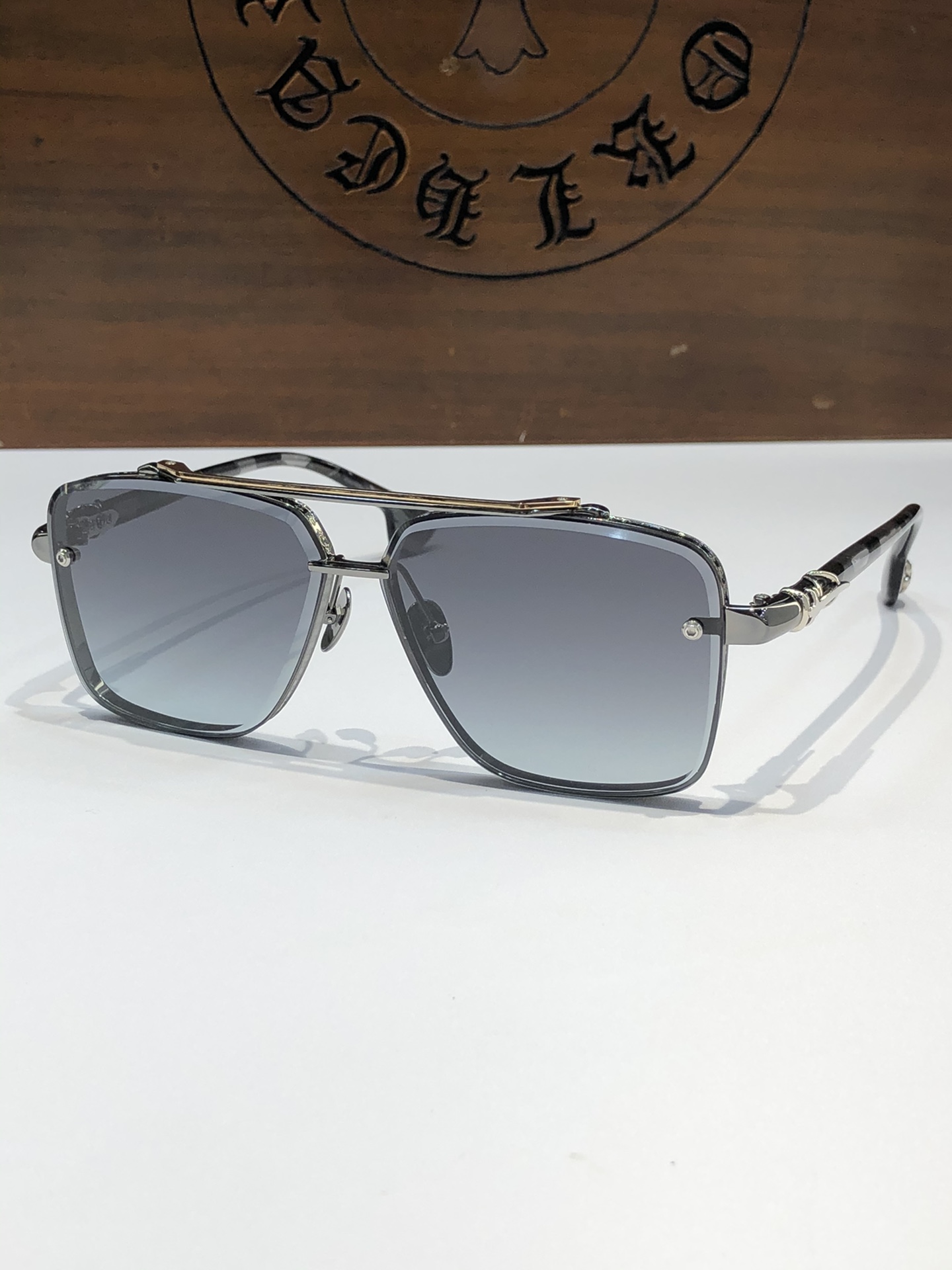  NEW 轻奢款 重量级新品墨镜🕶️
硬汉方型设计 CHROME HEART CH8239
SIZE：6