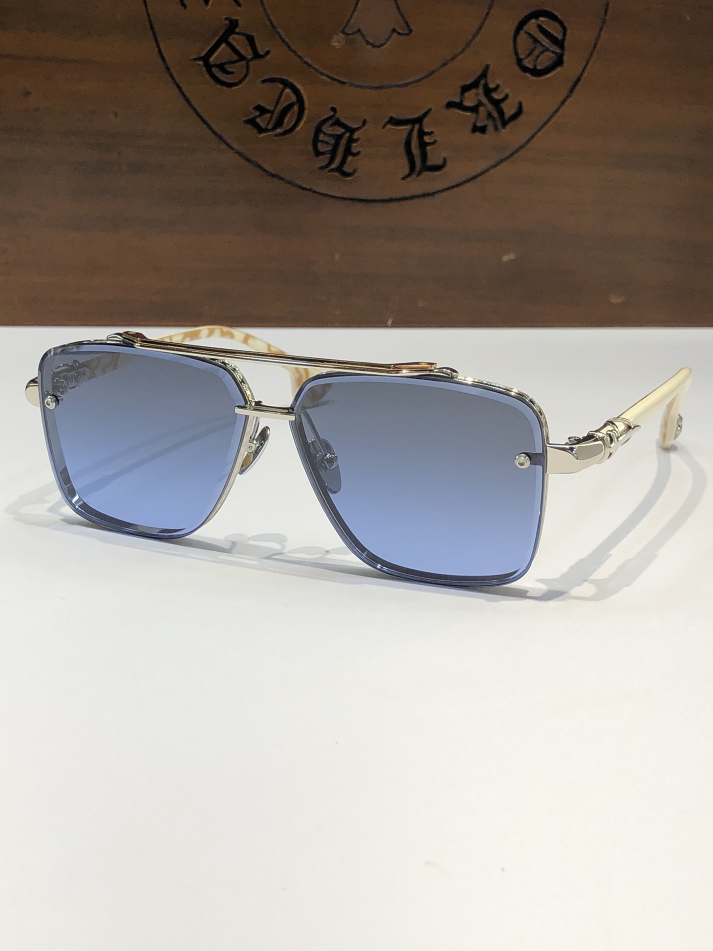  NEW 轻奢款 重量级新品墨镜🕶️
硬汉方型设计 CHROME HEART CH8239
SIZE：6